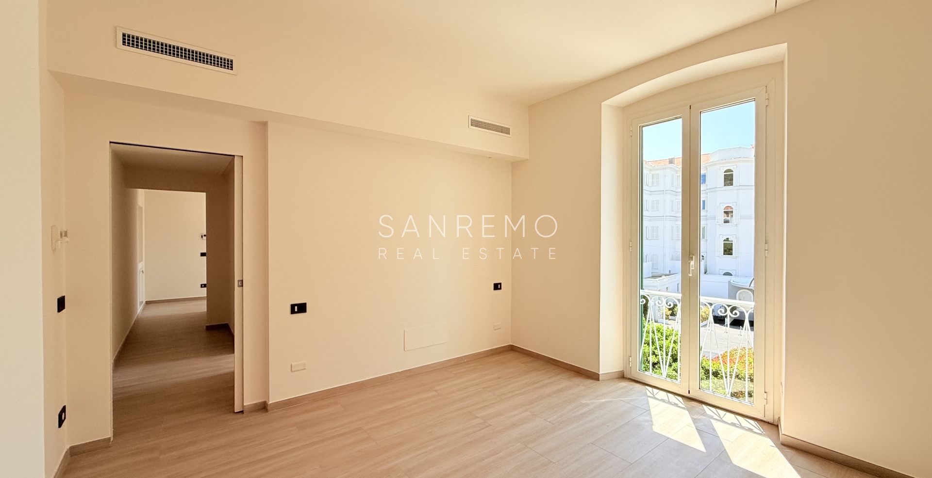 Appartamento nuovo con vista mare, balcone e parcheggio in moderno edificio di nuova costruzione 