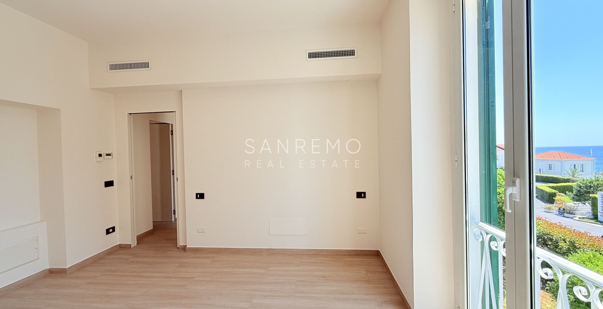 Appartamento nuovo con vista mare, balcone e parcheggio in moderno edificio di nuova costruzione 