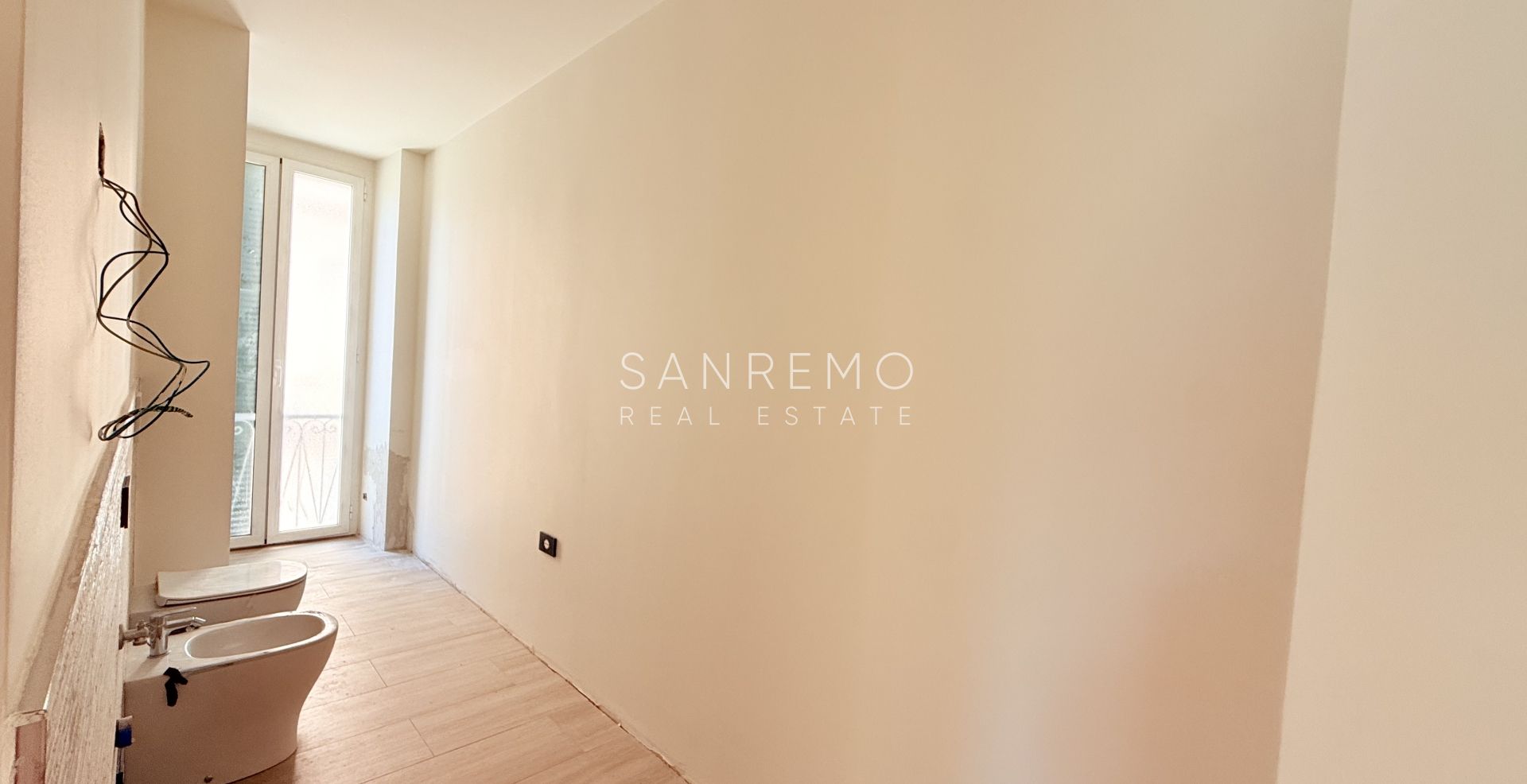Appartamento nuovo con vista mare, balcone e parcheggio in moderno edificio di nuova costruzione 