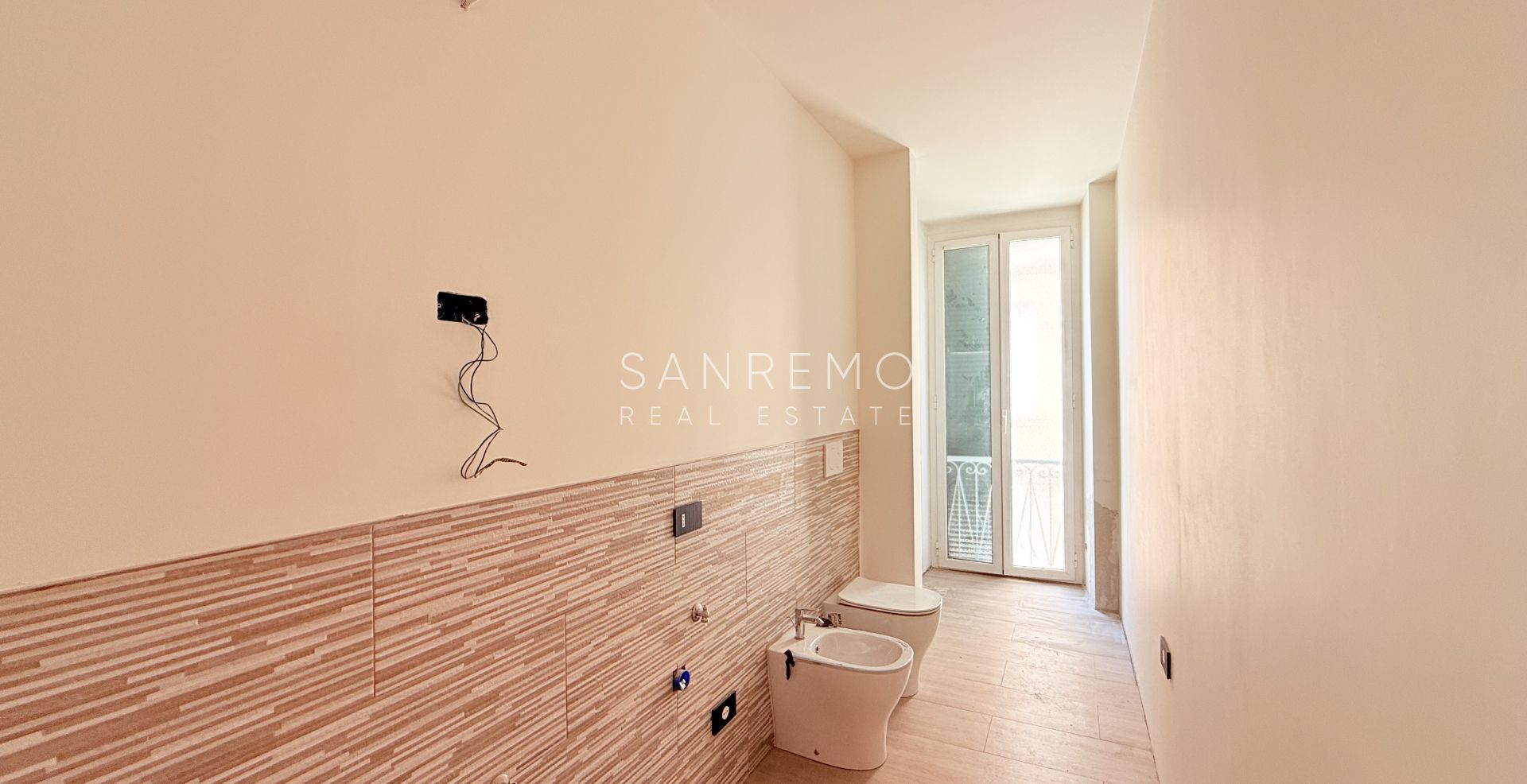 Appartamento nuovo con vista mare, balcone e parcheggio in moderno edificio di nuova costruzione 