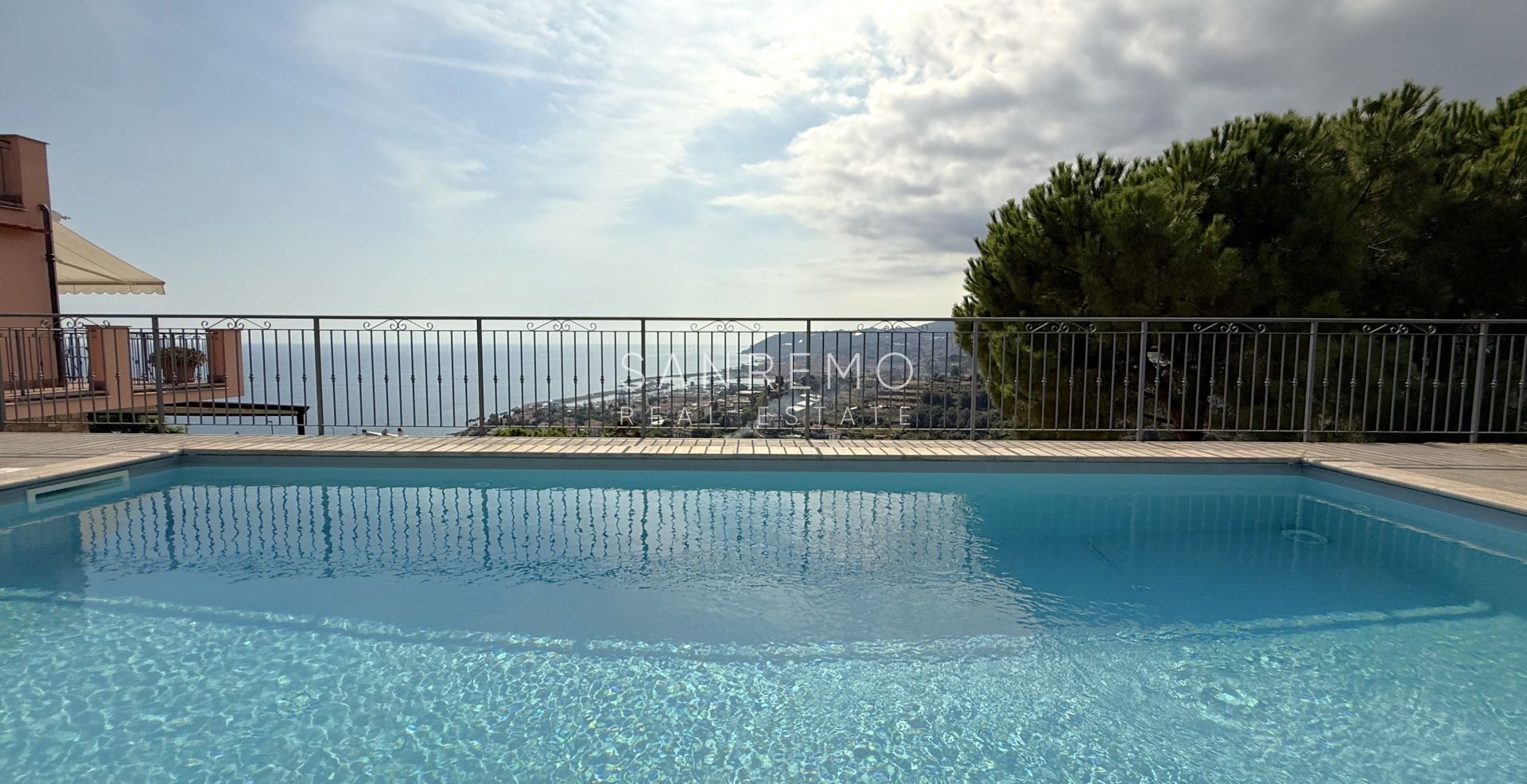 Prestigiosa villa con piscina e vista mare mozzafiato