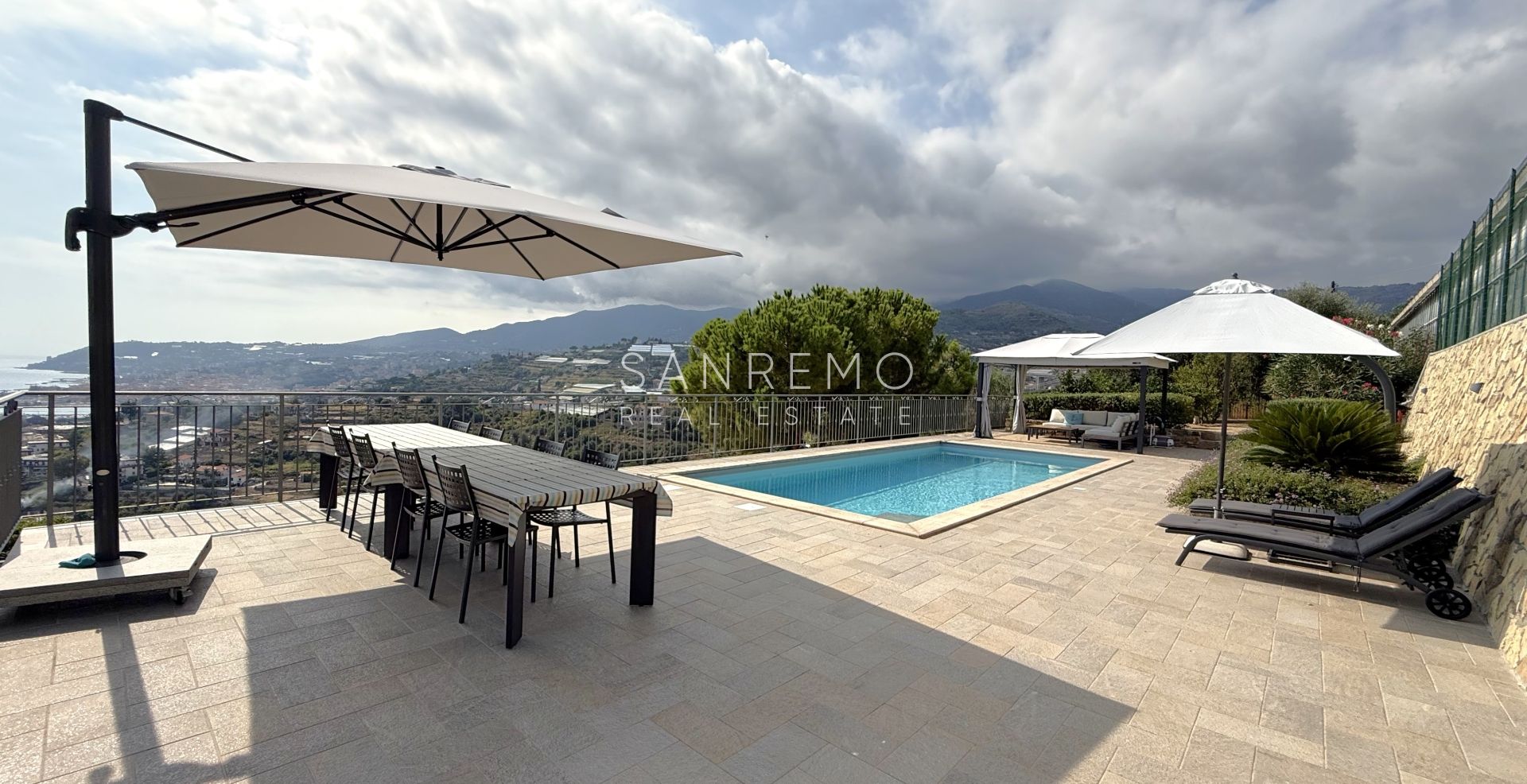 Prestigiosa villa con piscina e vista mare mozzafiato