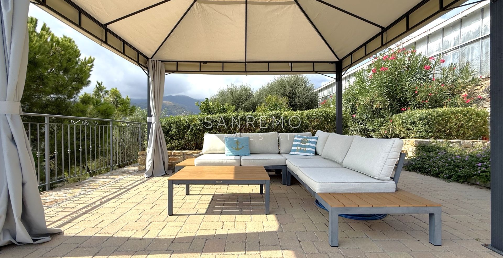 Prestigiosa villa con piscina e vista mare mozzafiato