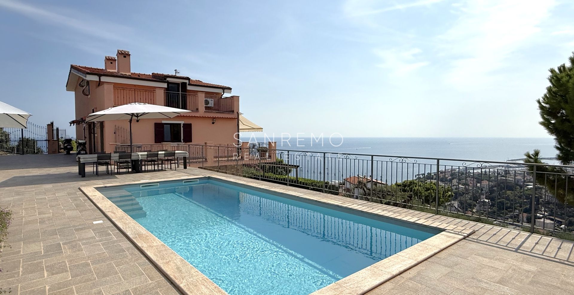 Prestigiosa villa con piscina e vista mare mozzafiato