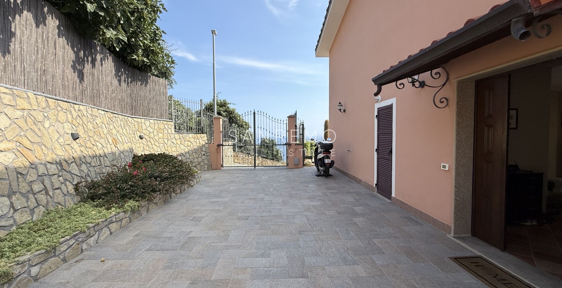 Prestigiosa villa con piscina e vista mare mozzafiato