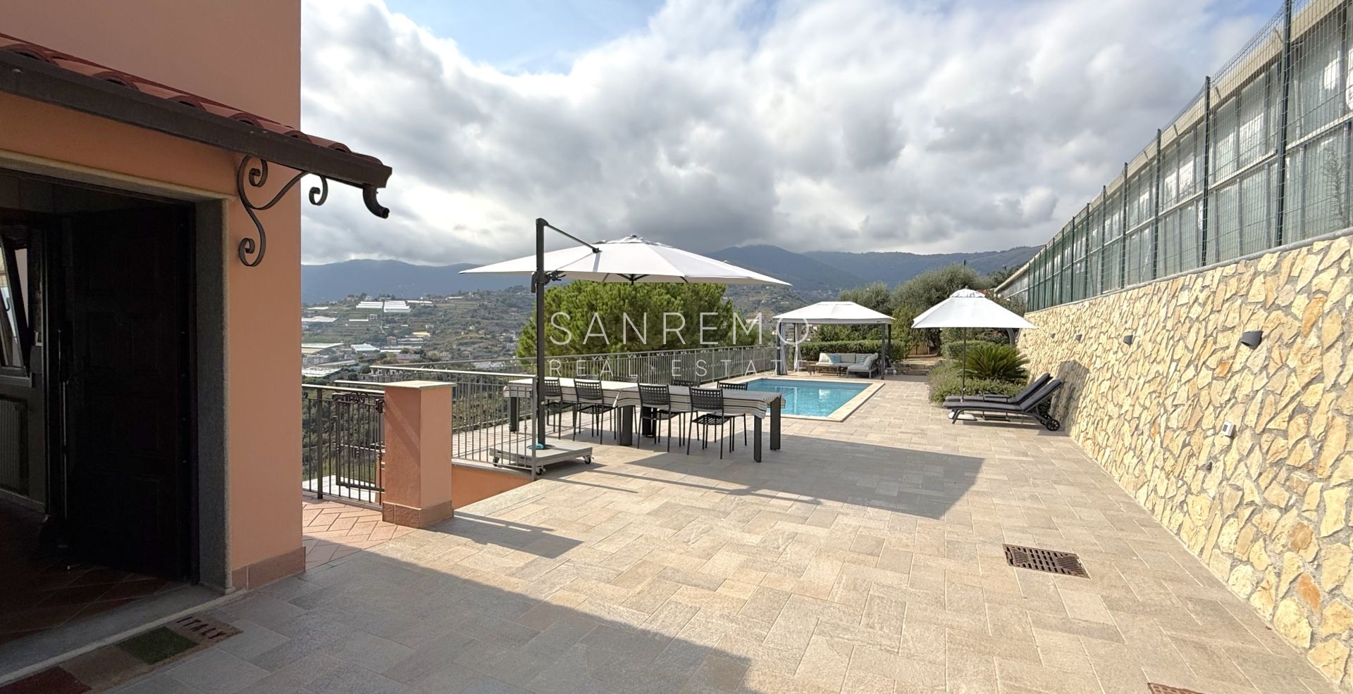 Prestigiosa villa con piscina e vista mare mozzafiato