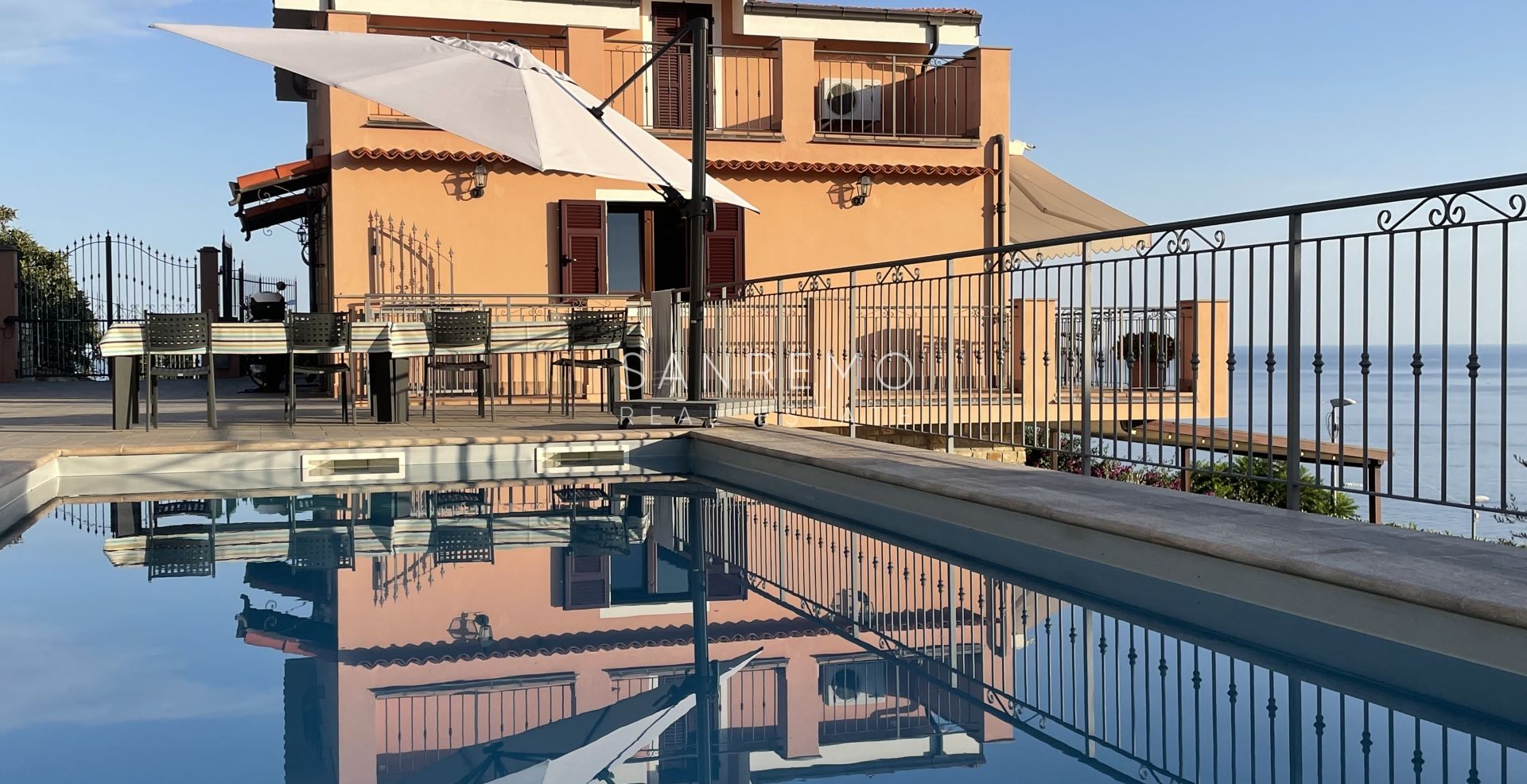 Prestigiosa villa con piscina e vista mare mozzafiato