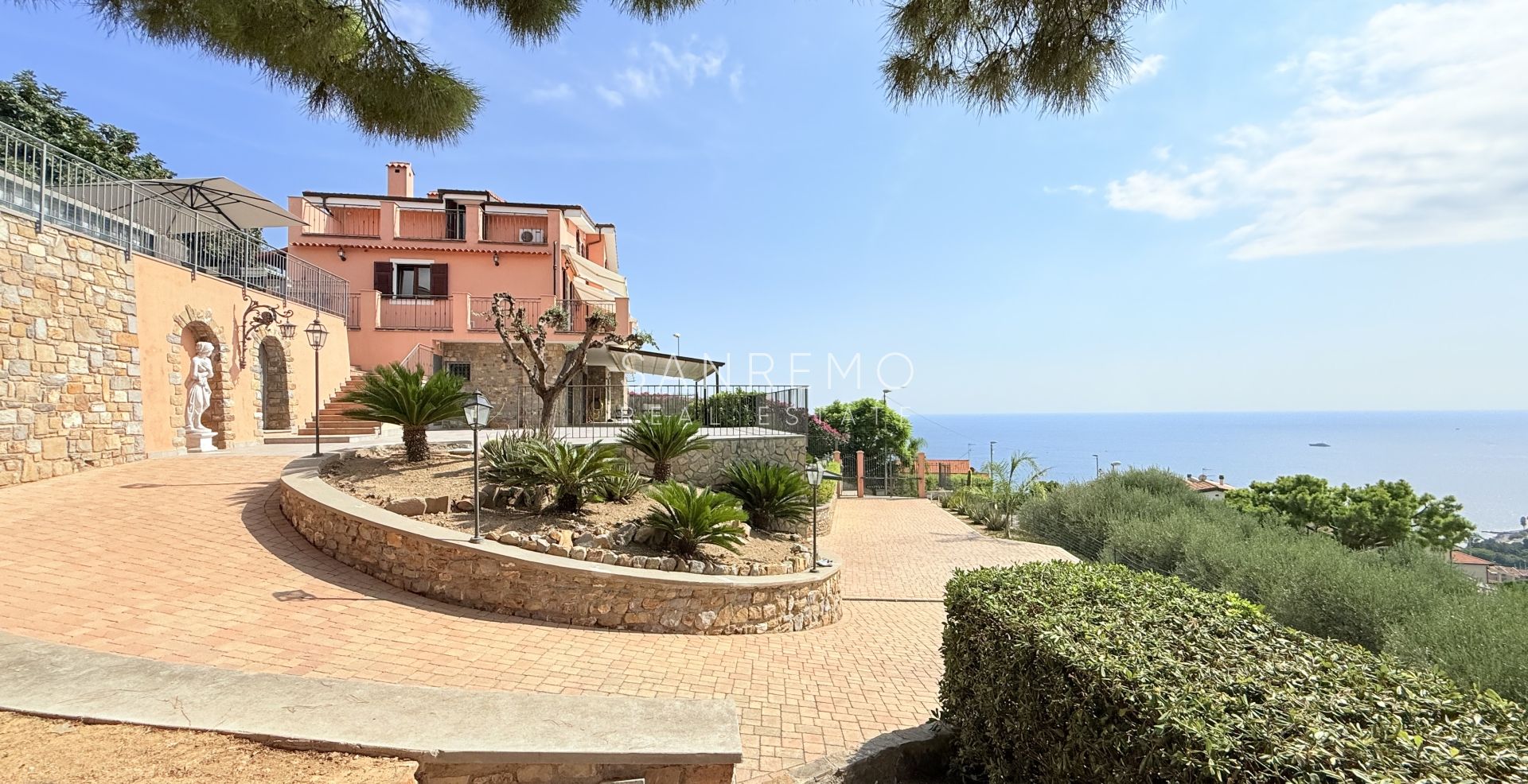 Prestigiosa villa con piscina e vista mare mozzafiato
