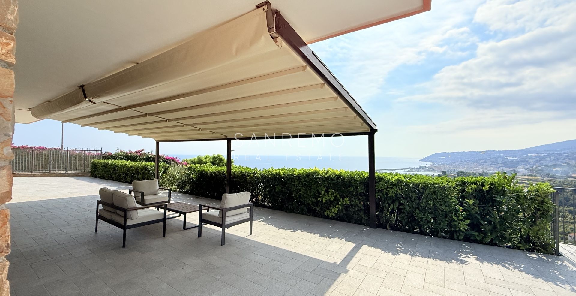 Prestigiosa villa con piscina e vista mare mozzafiato