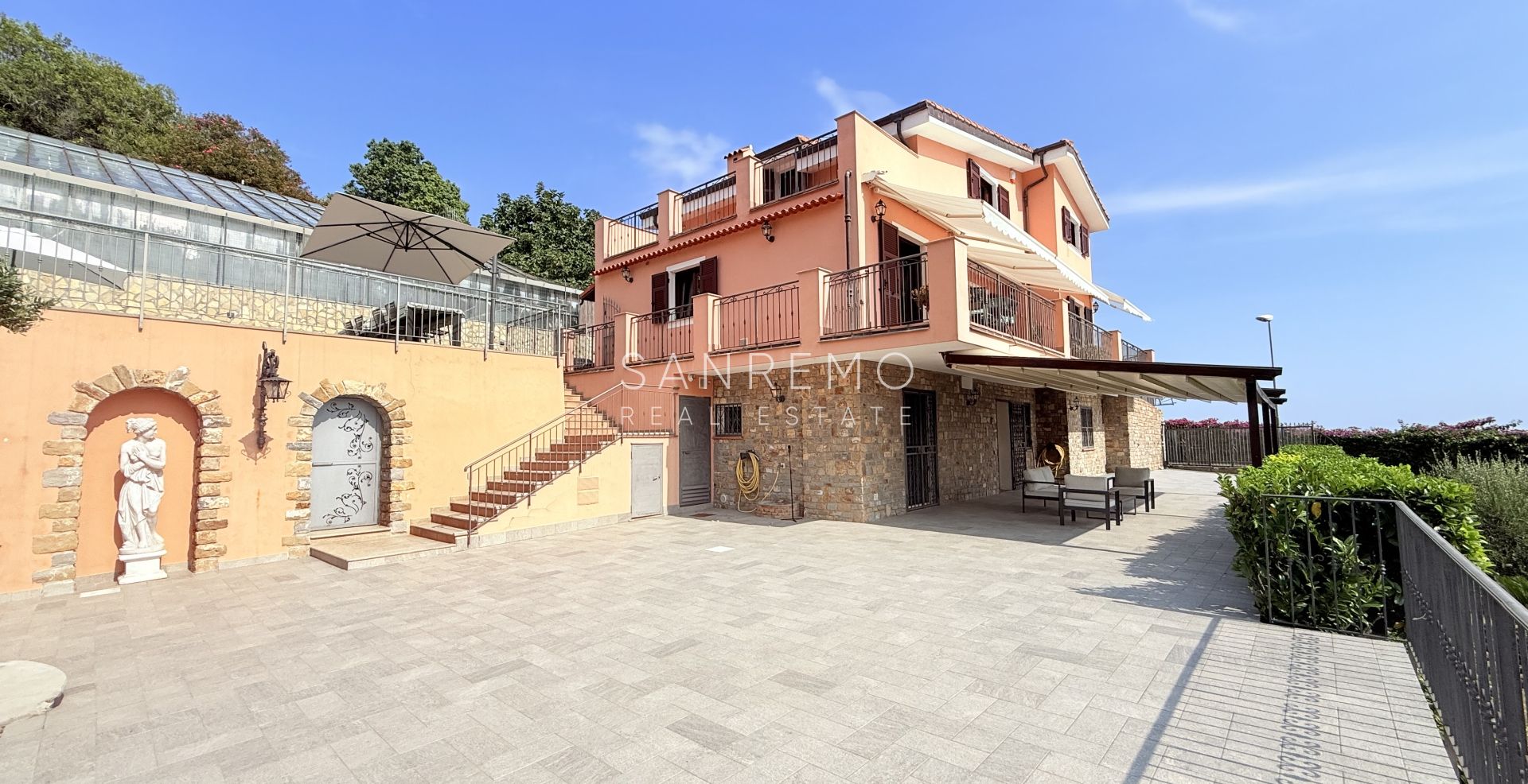 Prestigiosa villa con piscina e vista mare mozzafiato