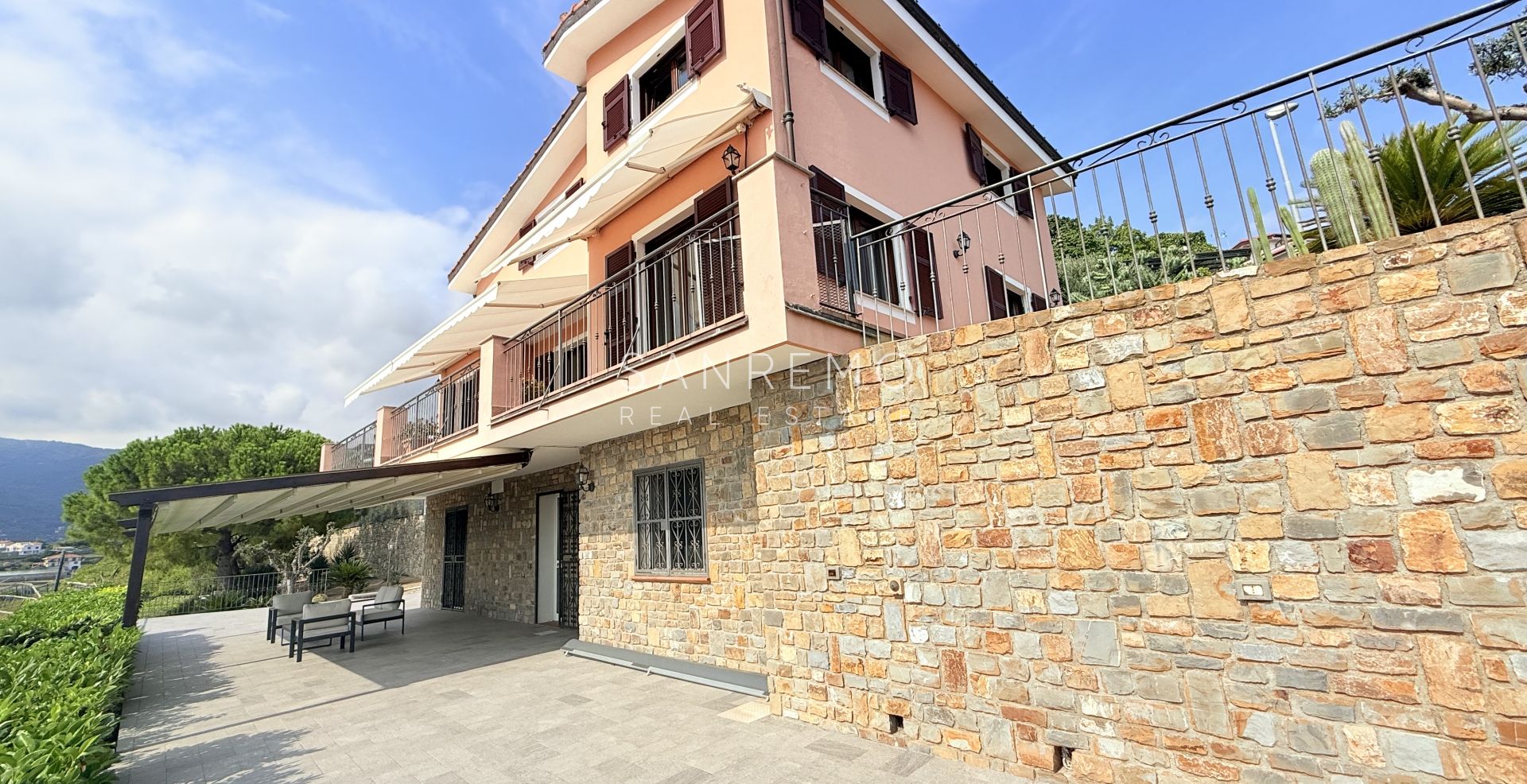 Prestigiosa villa con piscina e vista mare mozzafiato