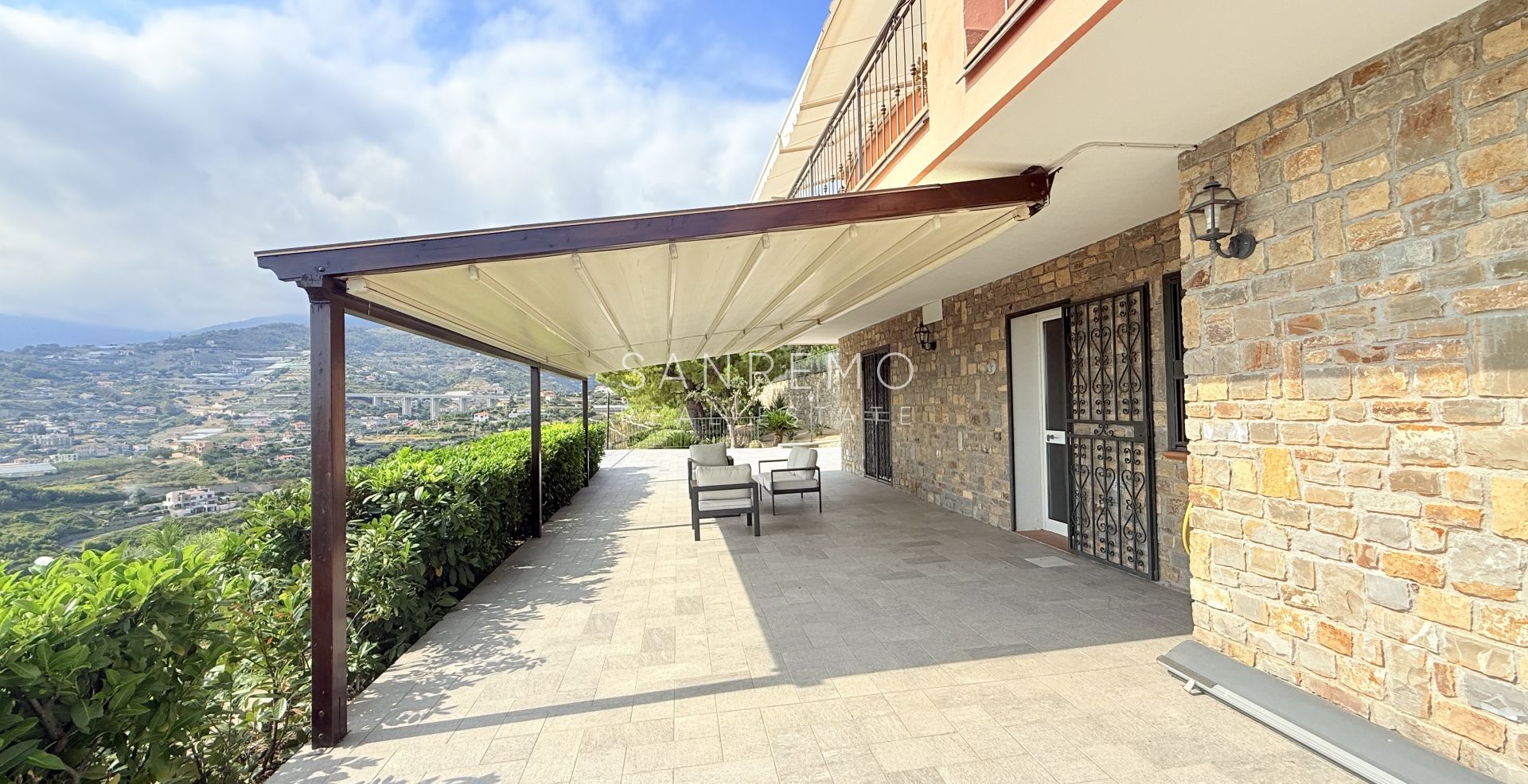Prestigiosa villa con piscina e vista mare mozzafiato