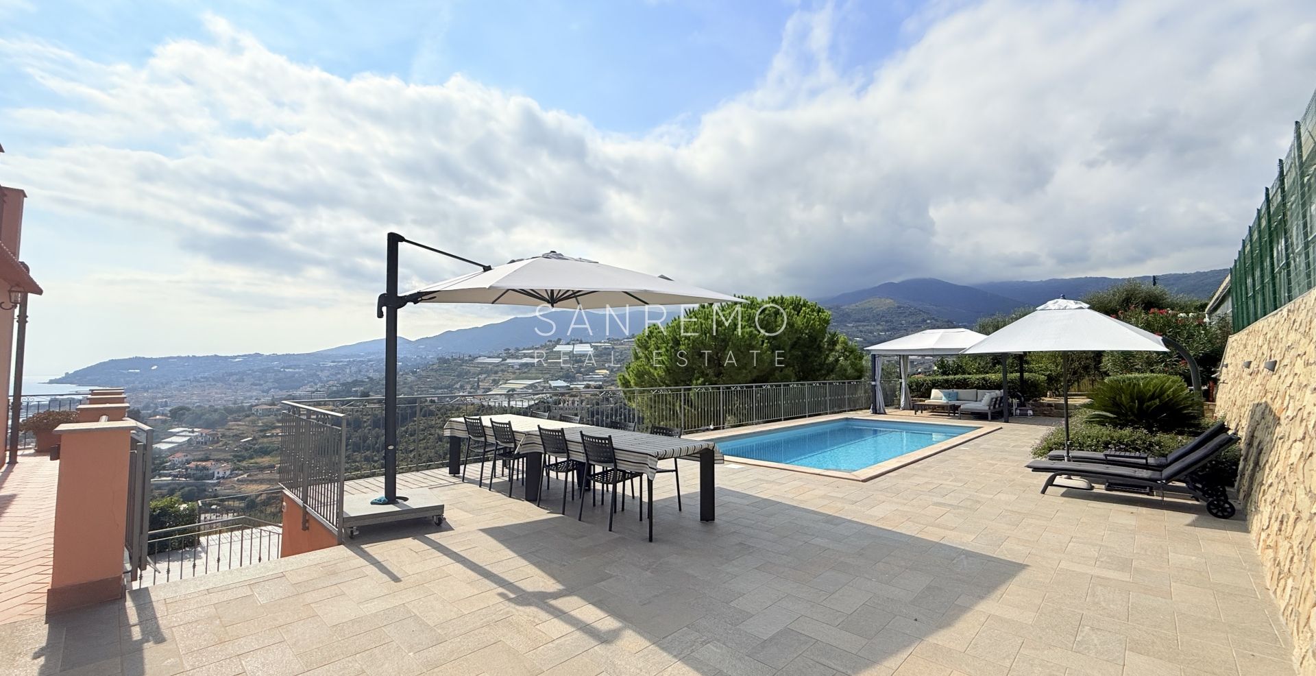 Prestigiosa villa con piscina e vista mare mozzafiato