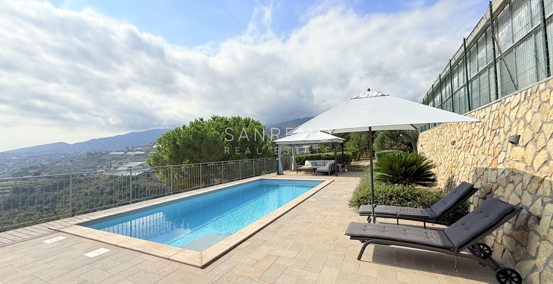 Prestigiosa villa con piscina e vista mare mozzafiato