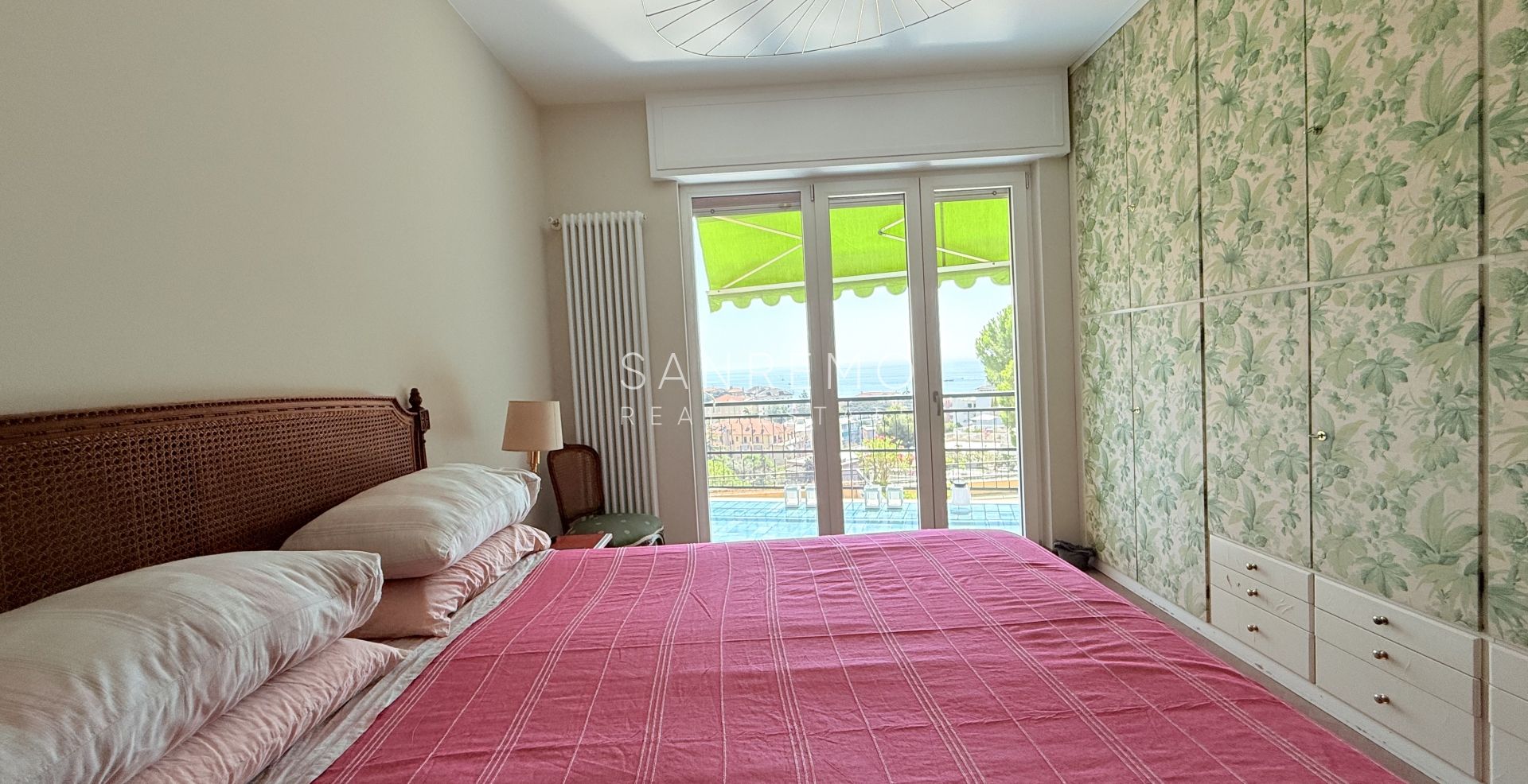 Appartamento ristrutturato con ampi spazi interni e godibile terrazza con vista mare