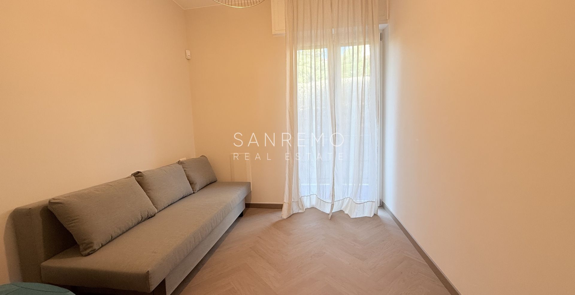Appartamento ristrutturato con ampi spazi interni e godibile terrazza con vista mare