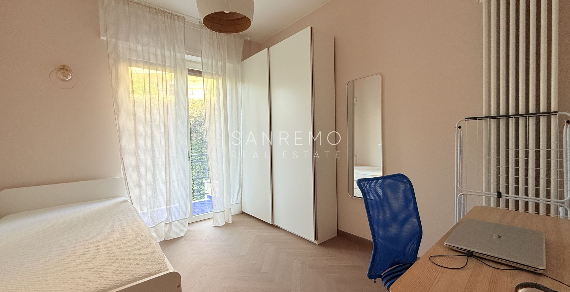 Appartamento ristrutturato con ampi spazi interni e godibile terrazza con vista mare