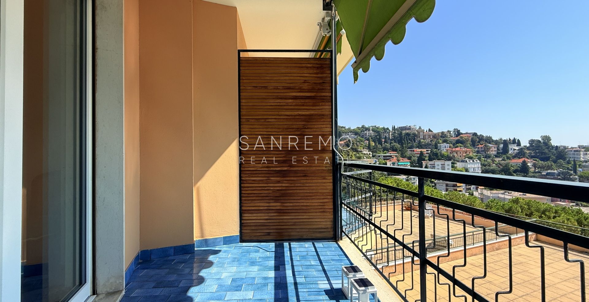 Appartamento ristrutturato con ampi spazi interni e godibile terrazza con vista mare