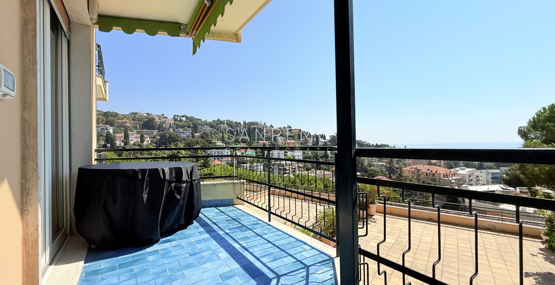 Appartamento ristrutturato con ampi spazi interni e godibile terrazza con vista mare