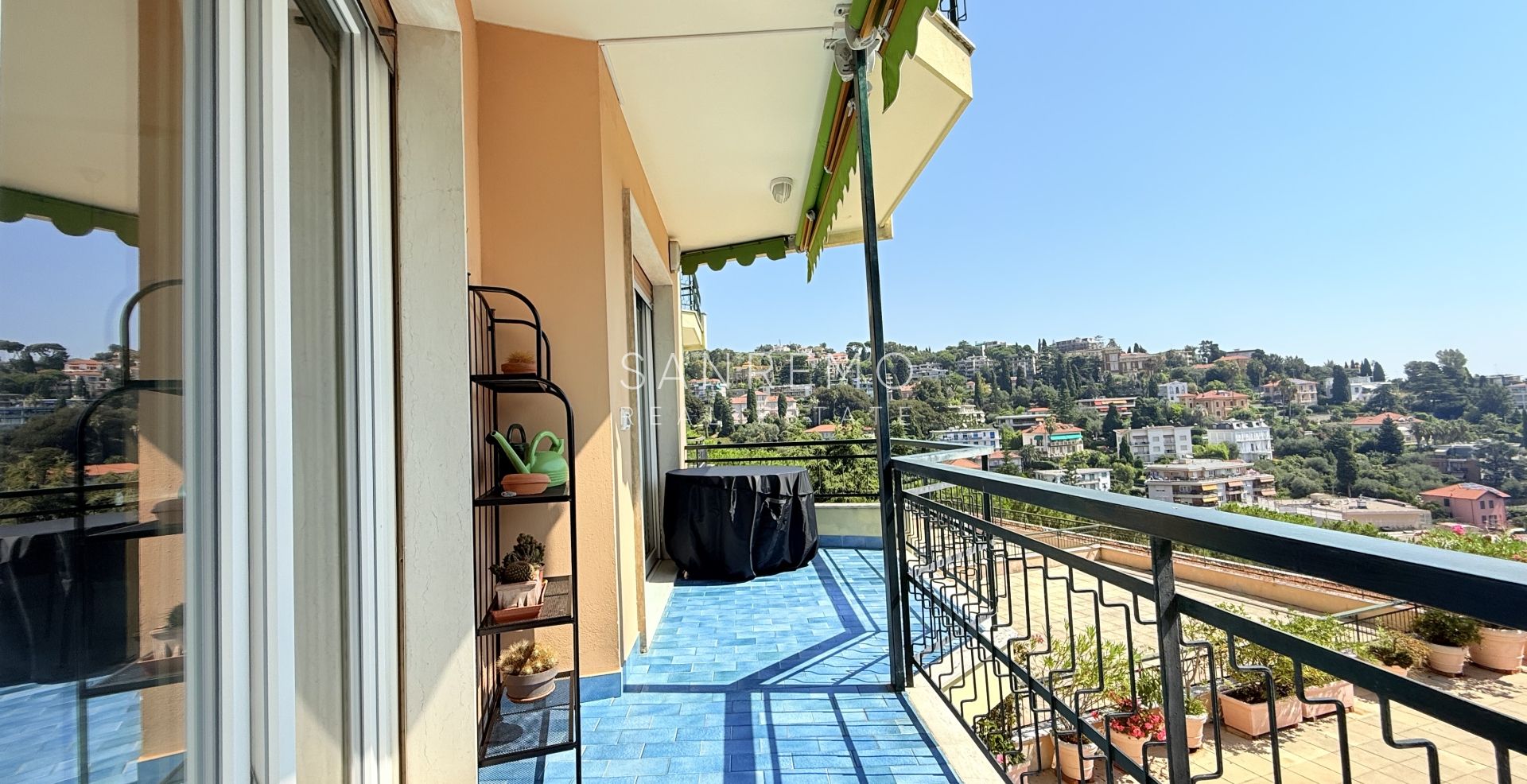 Appartamento ristrutturato con ampi spazi interni e godibile terrazza con vista mare