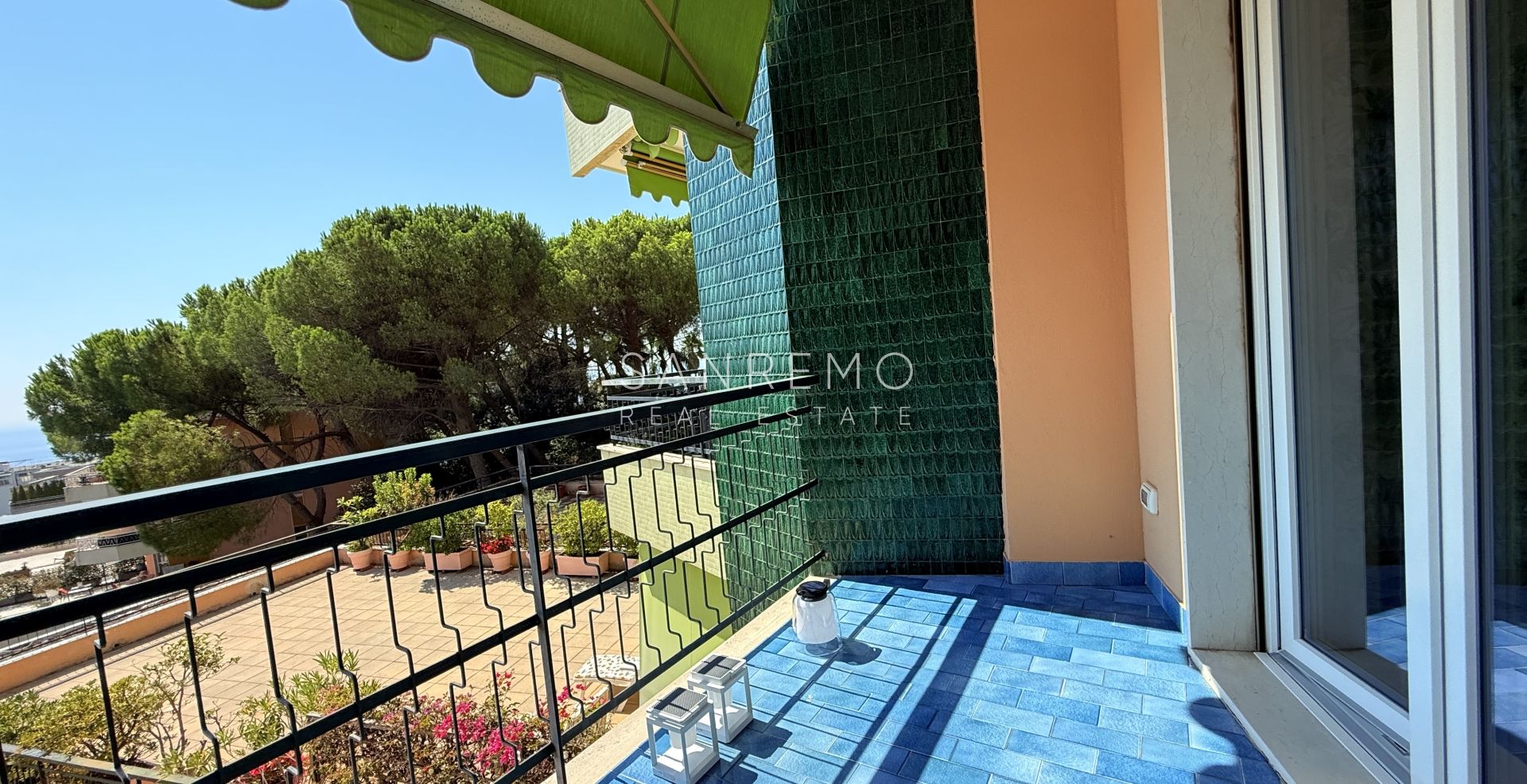 Appartamento ristrutturato con ampi spazi interni e godibile terrazza con vista mare