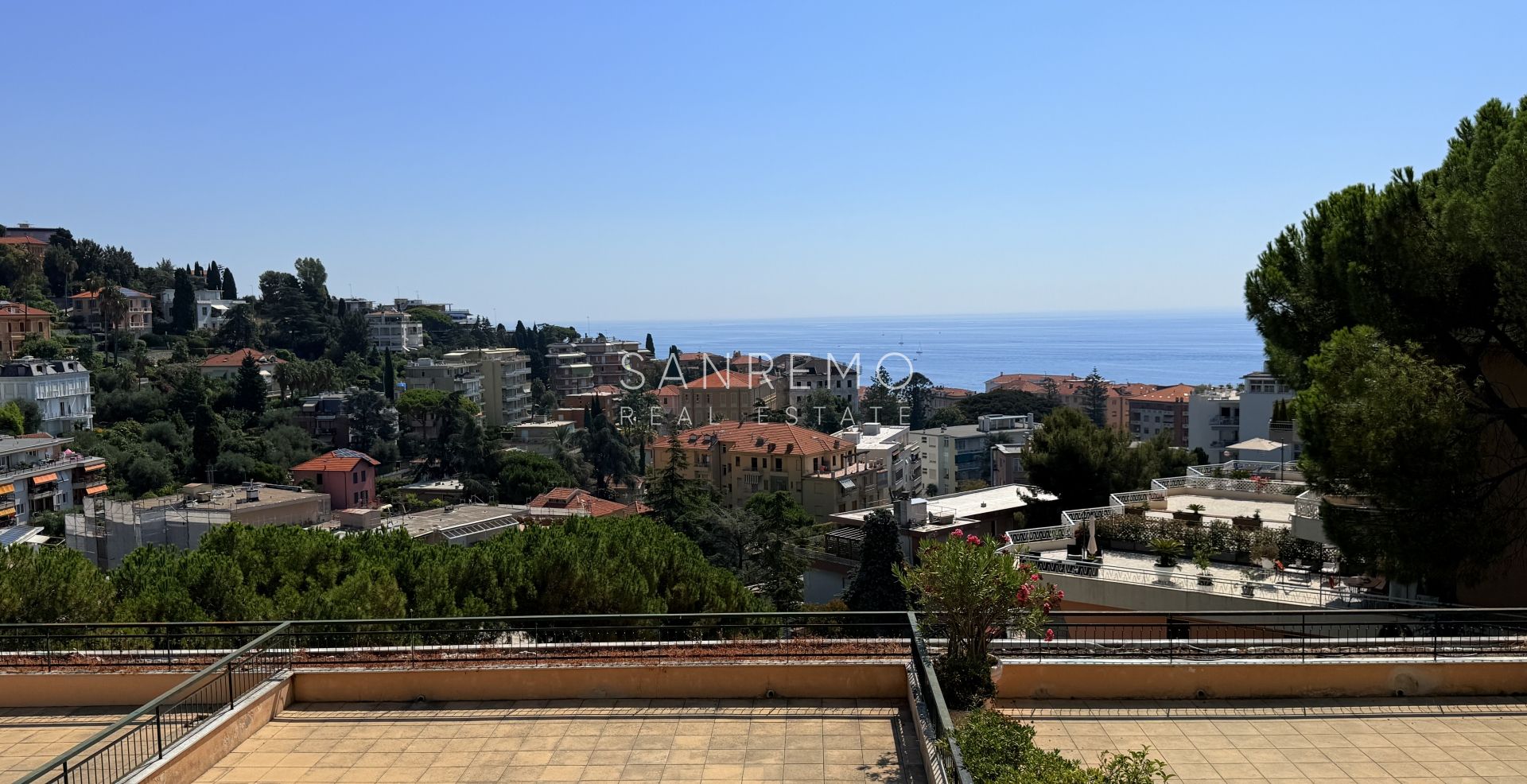 Appartamento ristrutturato con ampi spazi interni e godibile terrazza con vista mare