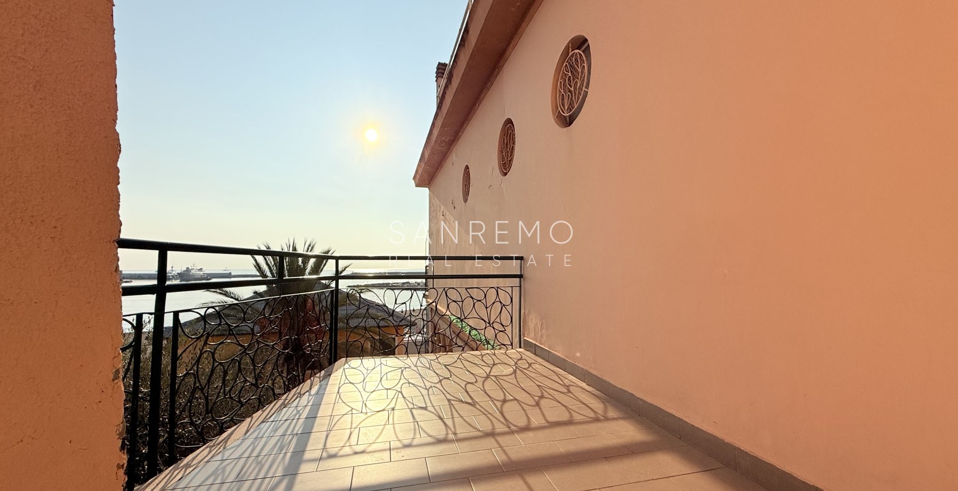 Bilocale con terrazzo e balcone direttamente sulla spiaggia compresa tra i 2 porti della città 