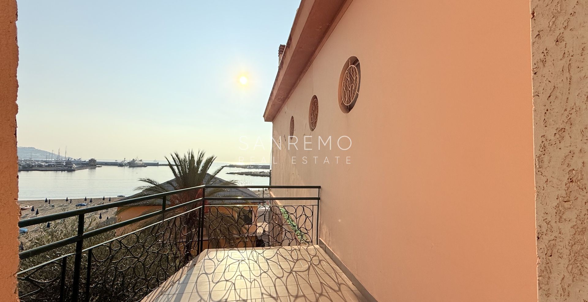 Bilocale con terrazzo e balcone direttamente sulla spiaggia compresa tra i 2 porti della città 