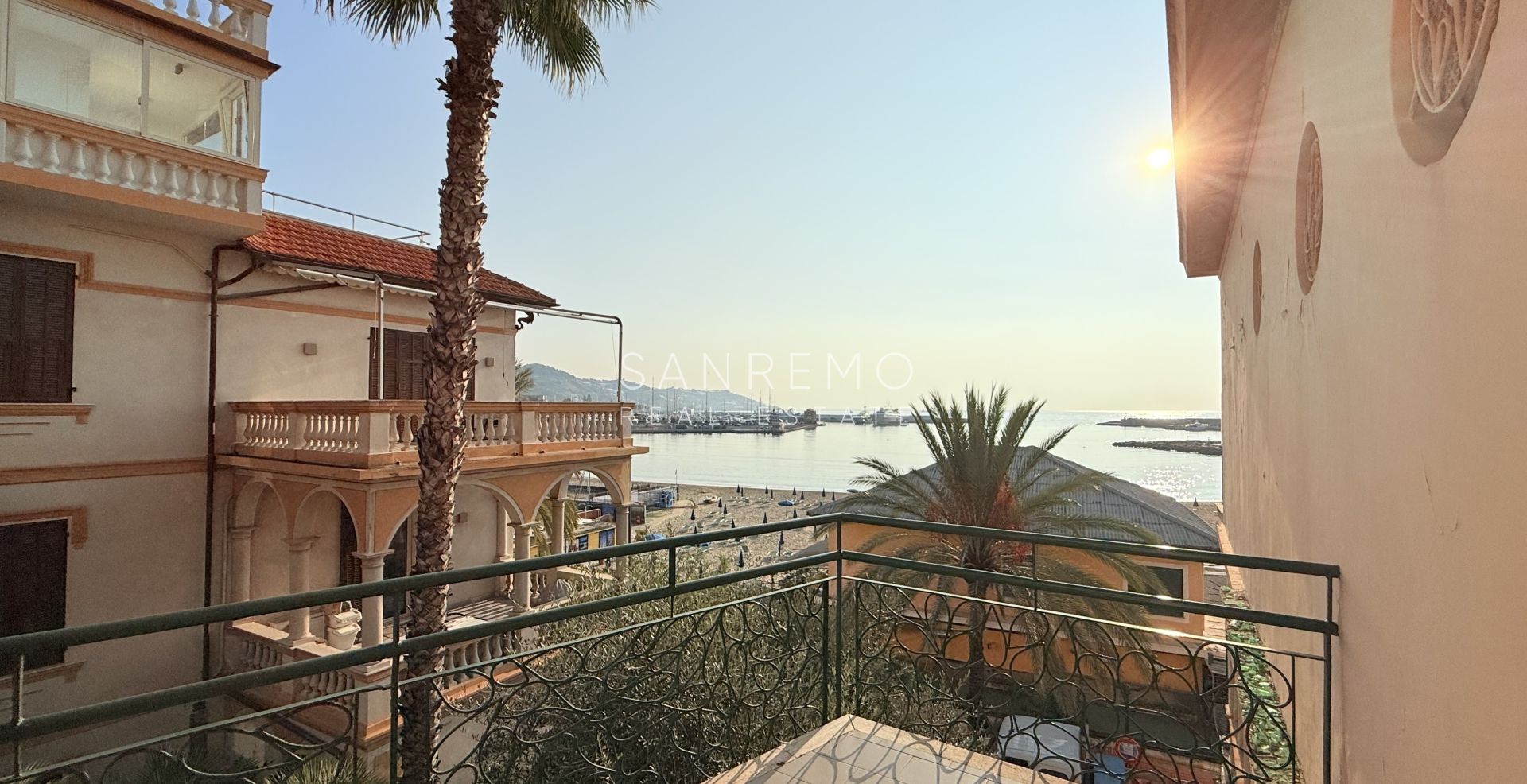 Bilocale con terrazzo e balcone direttamente sulla spiaggia compresa tra i 2 porti della città 