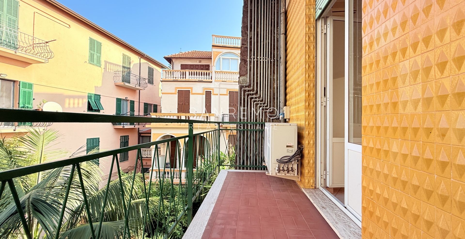 Bilocale con terrazzo e balcone direttamente sulla spiaggia compresa tra i 2 porti della città 