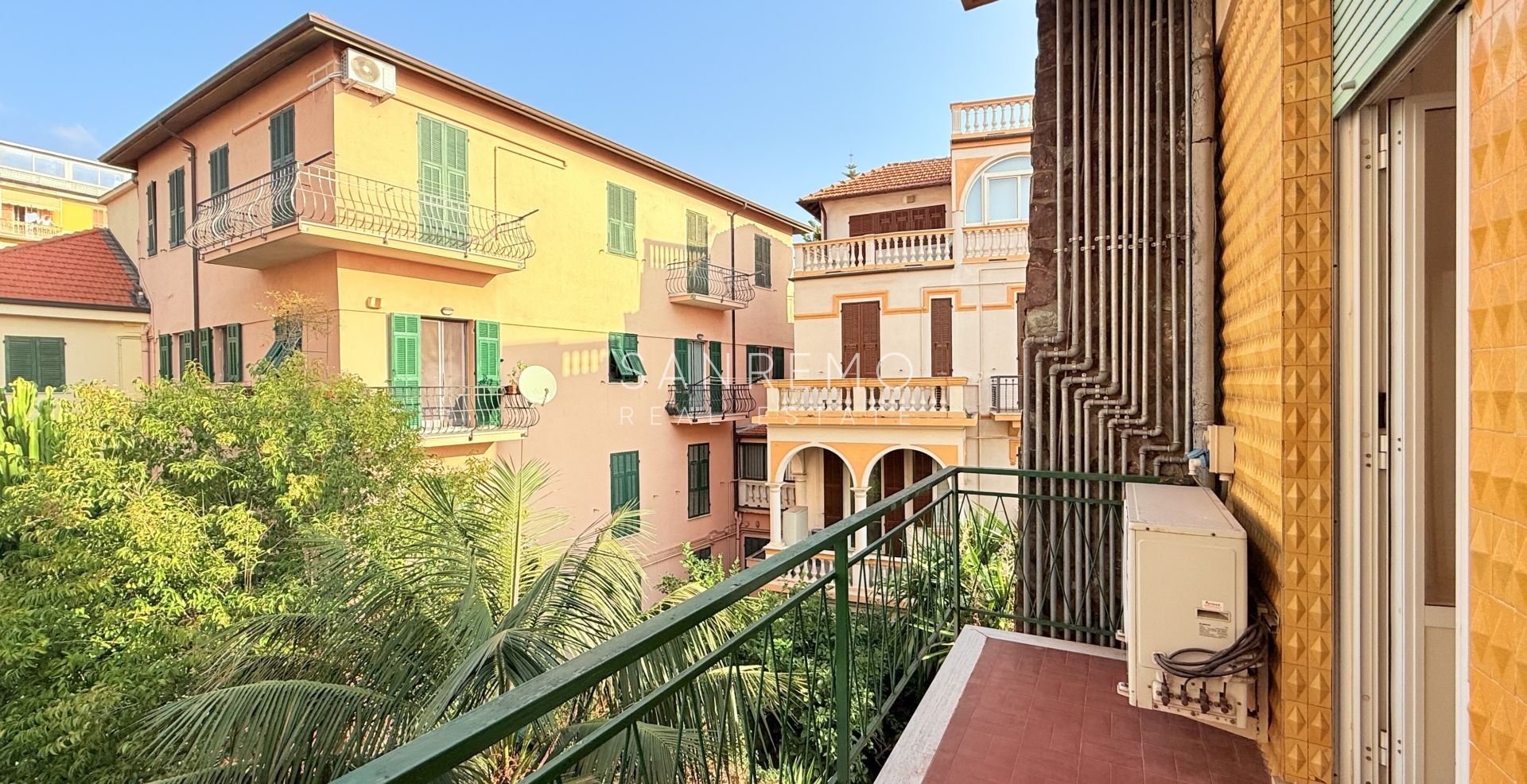 Bilocale con terrazzo e balcone direttamente sulla spiaggia compresa tra i 2 porti della città 