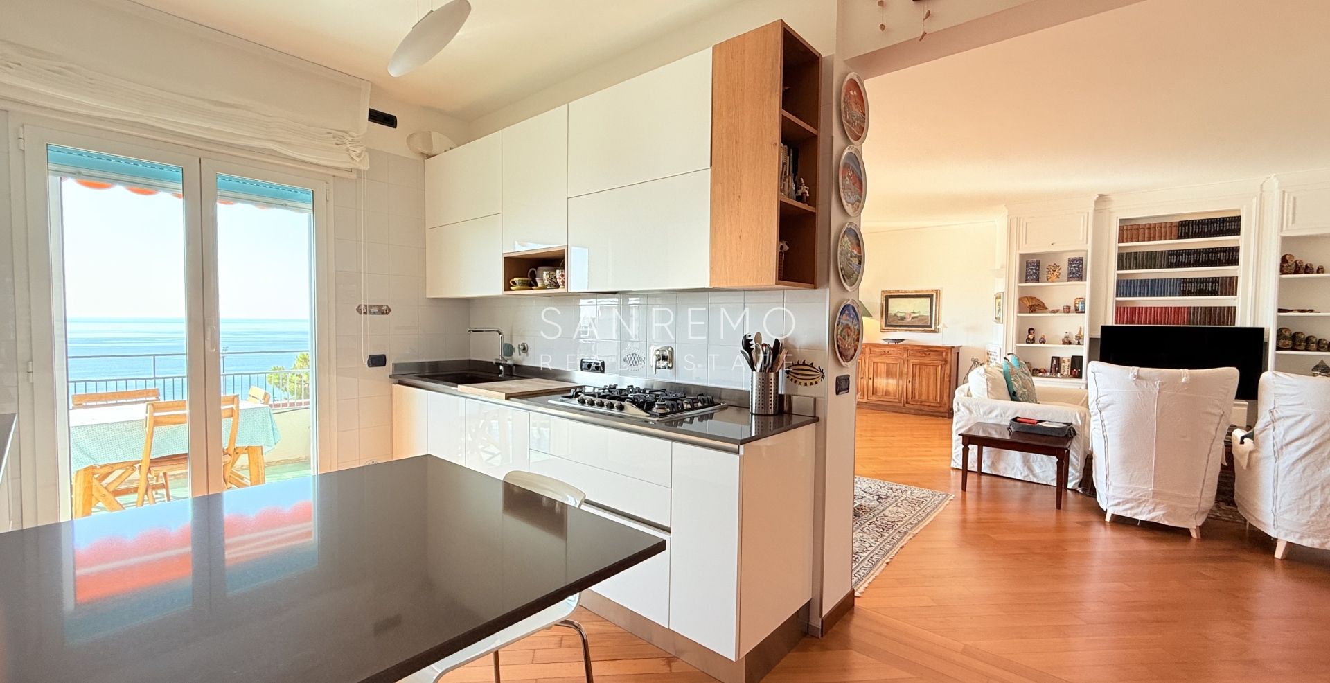 Splendido e luminoso appartamento totalmente ristrutturato in complesso signorile con piscina