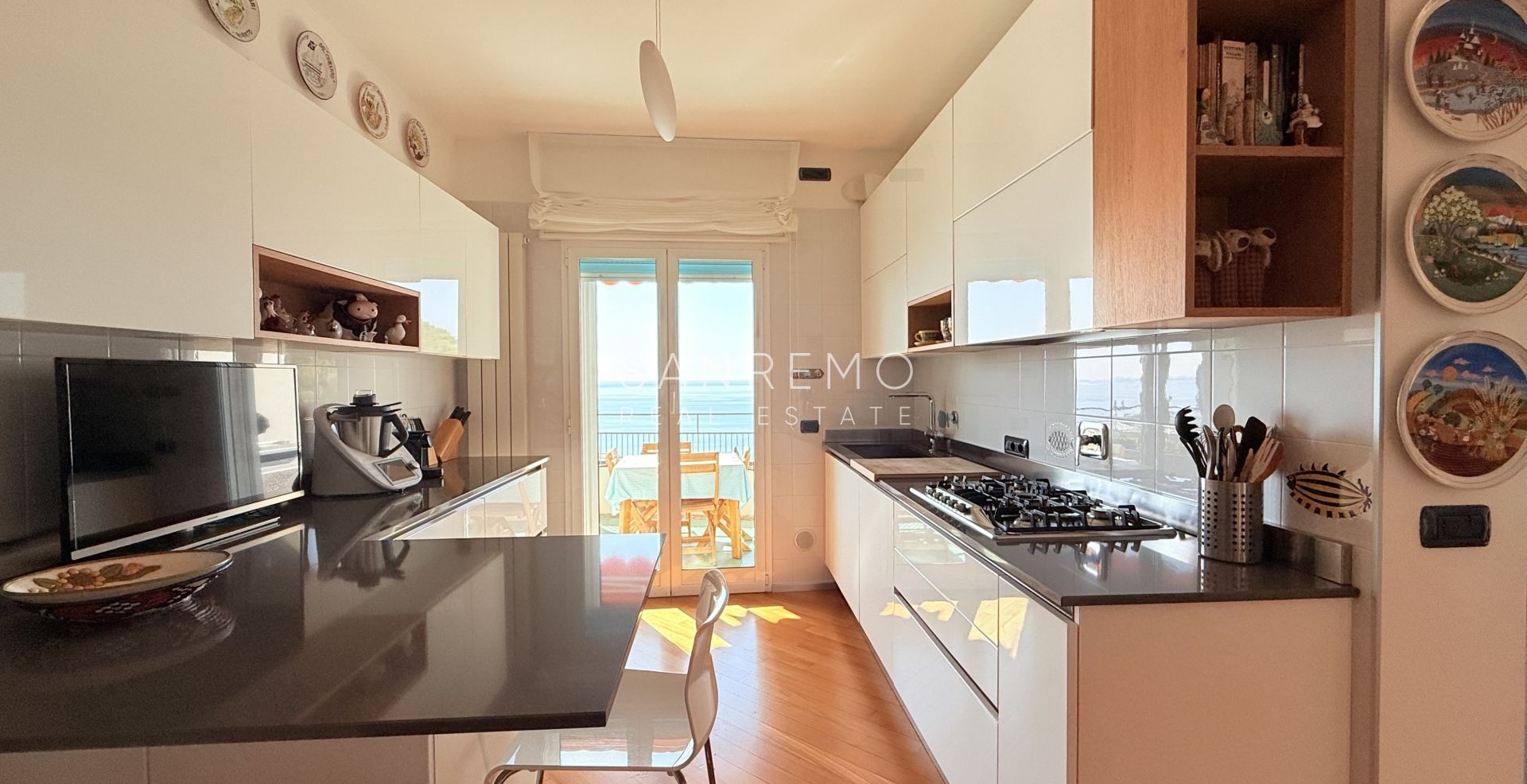 Splendido e luminoso appartamento totalmente ristrutturato in complesso signorile con piscina