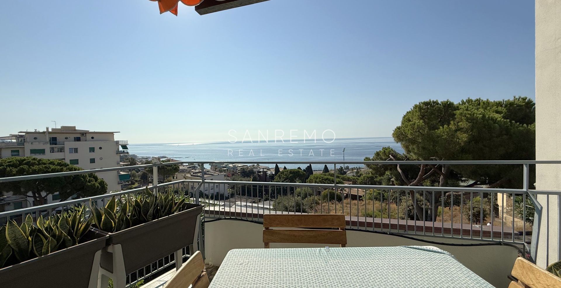 Splendido e luminoso appartamento totalmente ristrutturato in complesso signorile con piscina