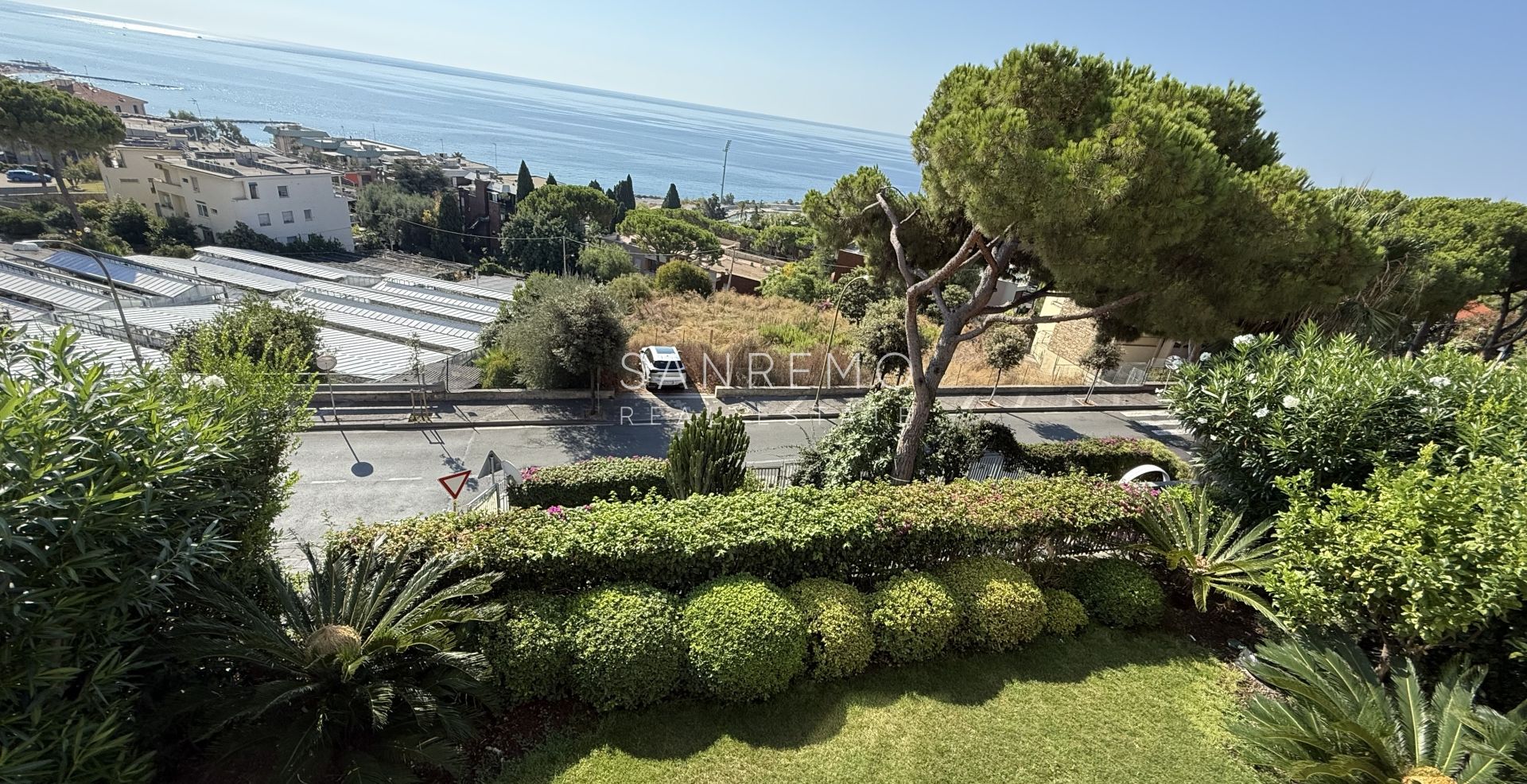 Splendido e luminoso appartamento totalmente ristrutturato in complesso signorile con piscina