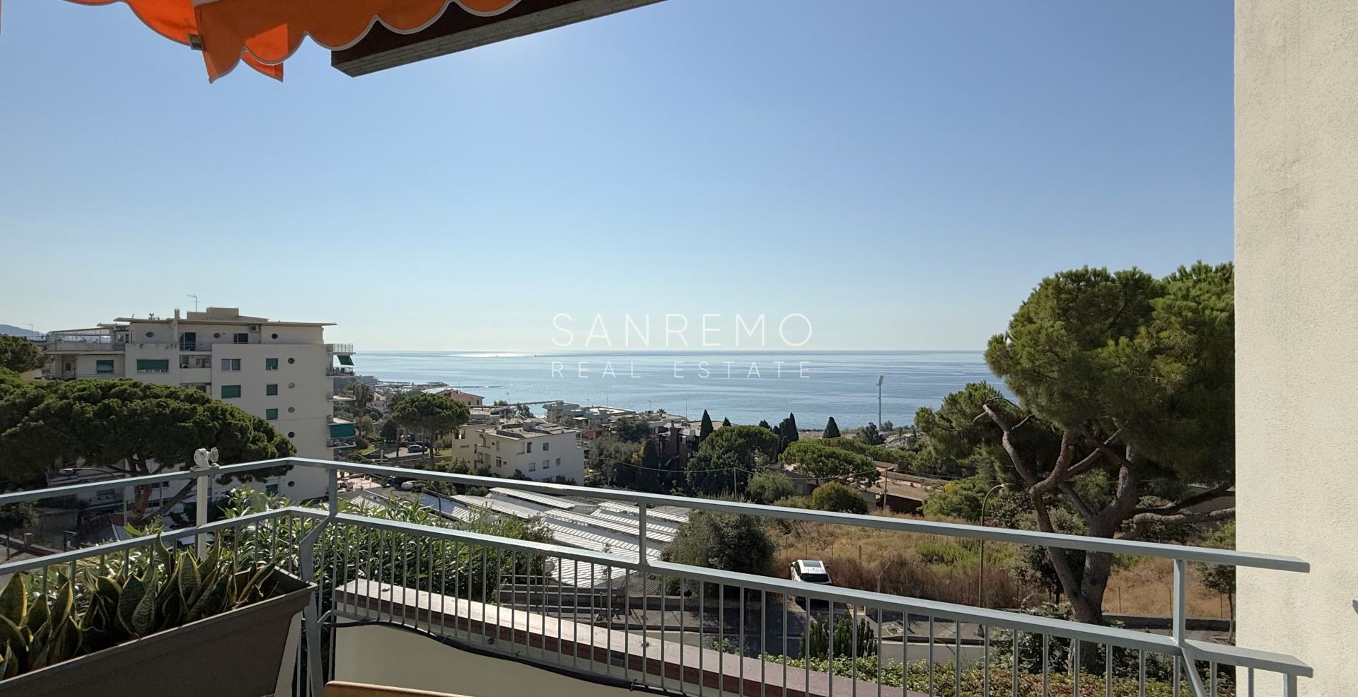 Splendido e luminoso appartamento totalmente ristrutturato in complesso signorile con piscina