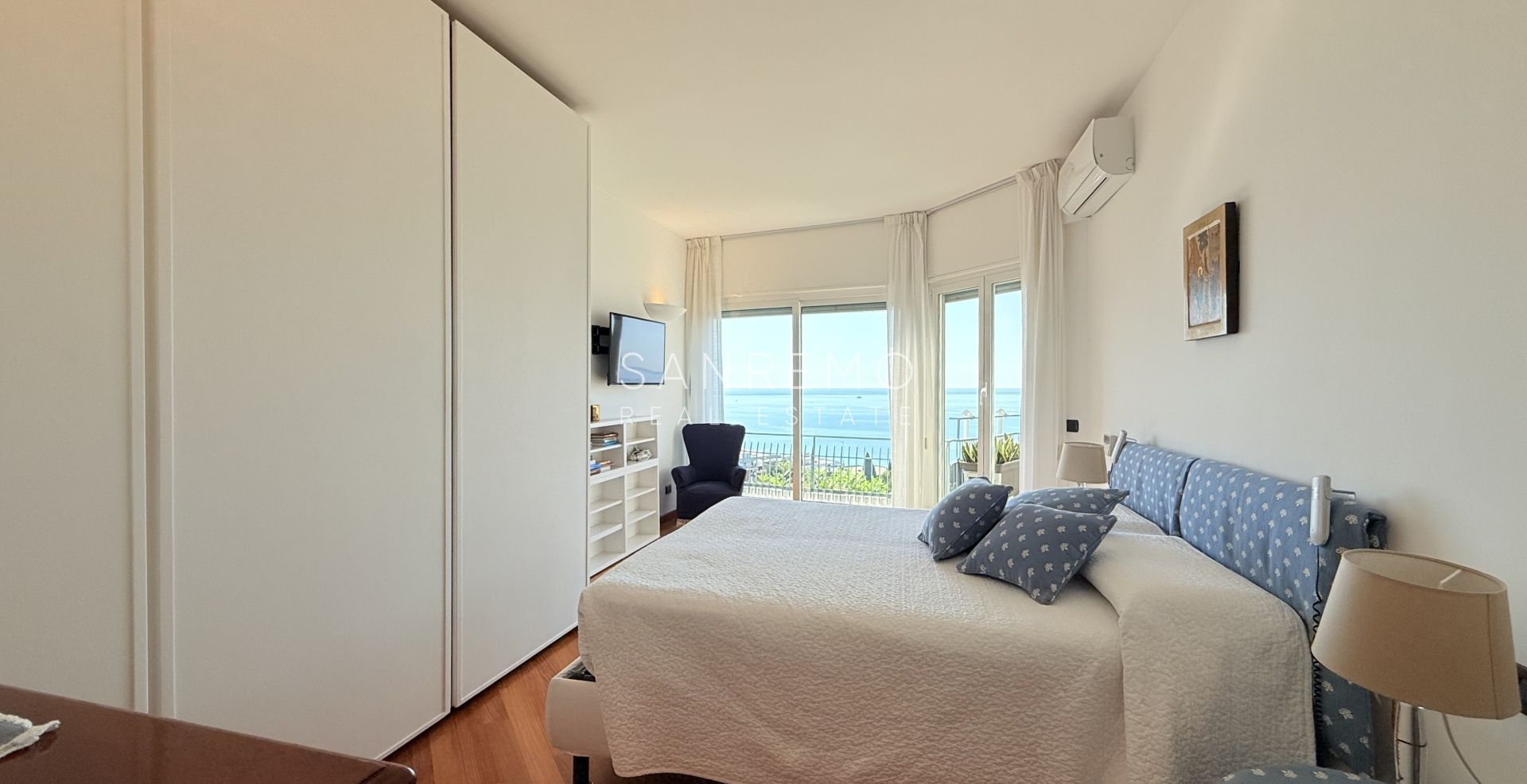 Splendido e luminoso appartamento totalmente ristrutturato in complesso signorile con piscina