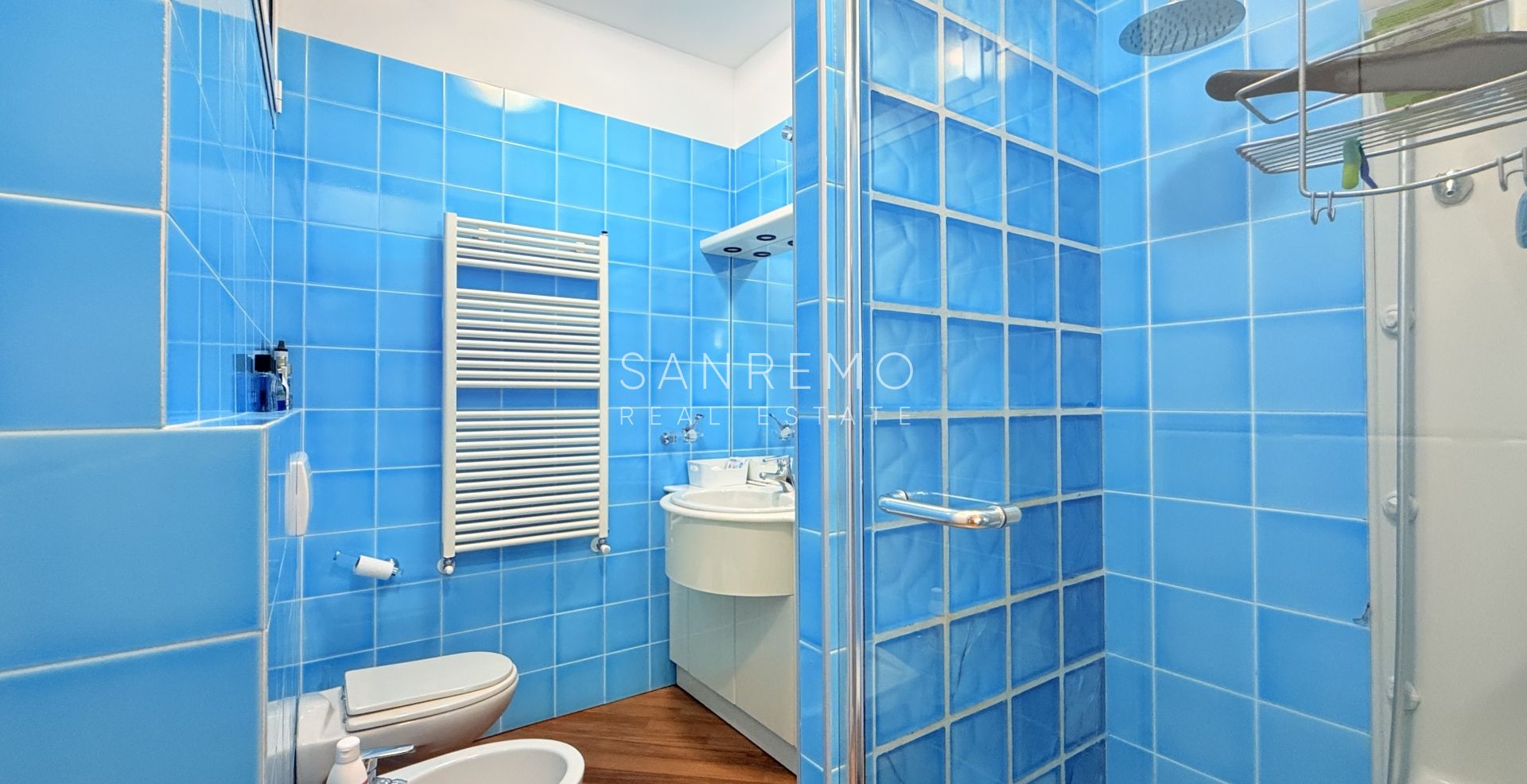 Splendido e luminoso appartamento totalmente ristrutturato in complesso signorile con piscina