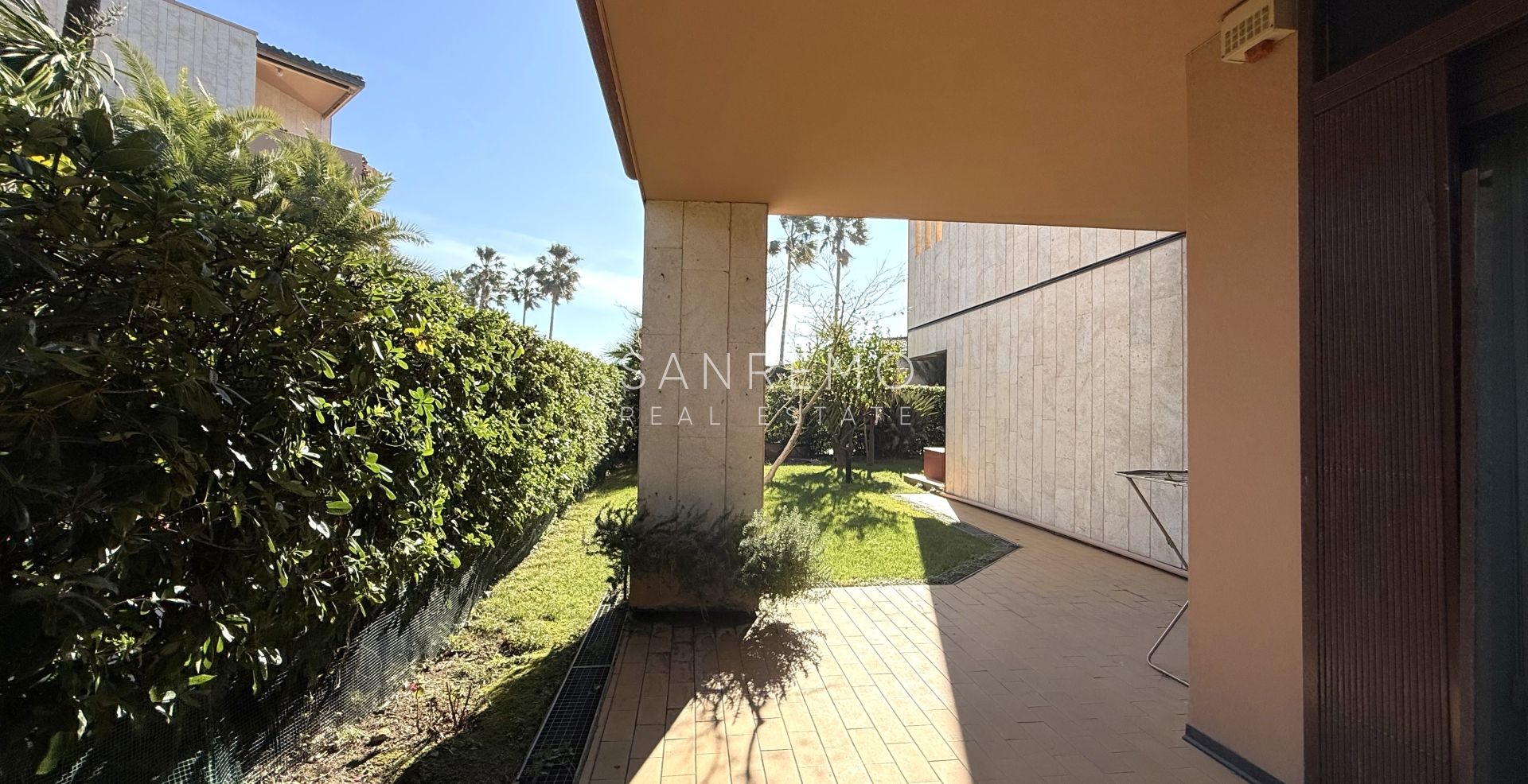 Trilocale sul mare in elegante complesso con piscina