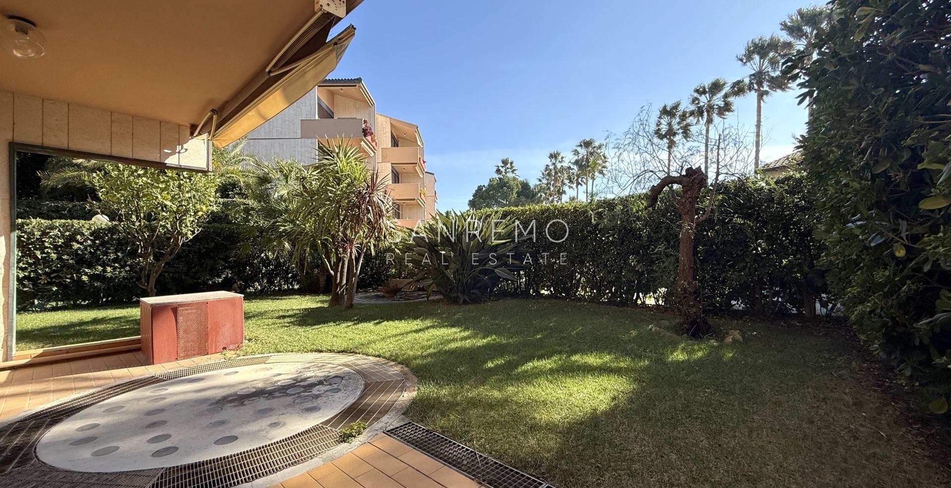 Trilocale sul mare in elegante complesso con piscina