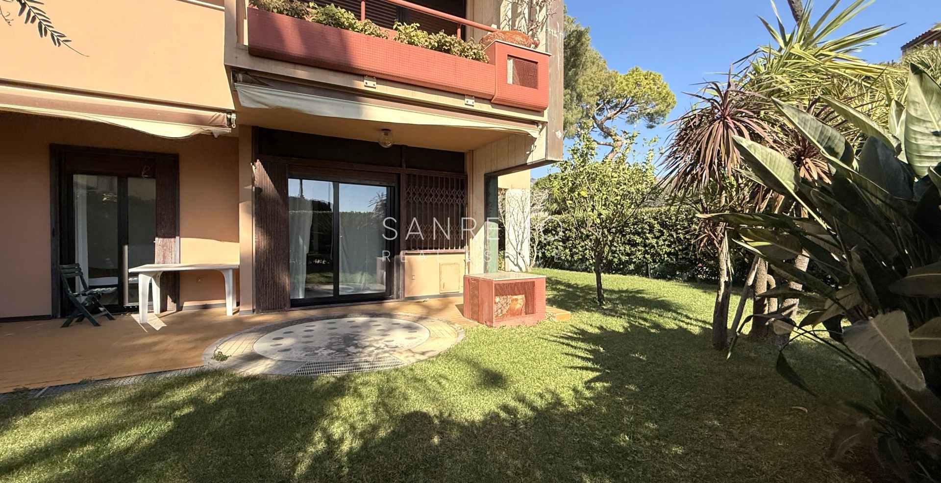 Trilocale sul mare in elegante complesso con piscina