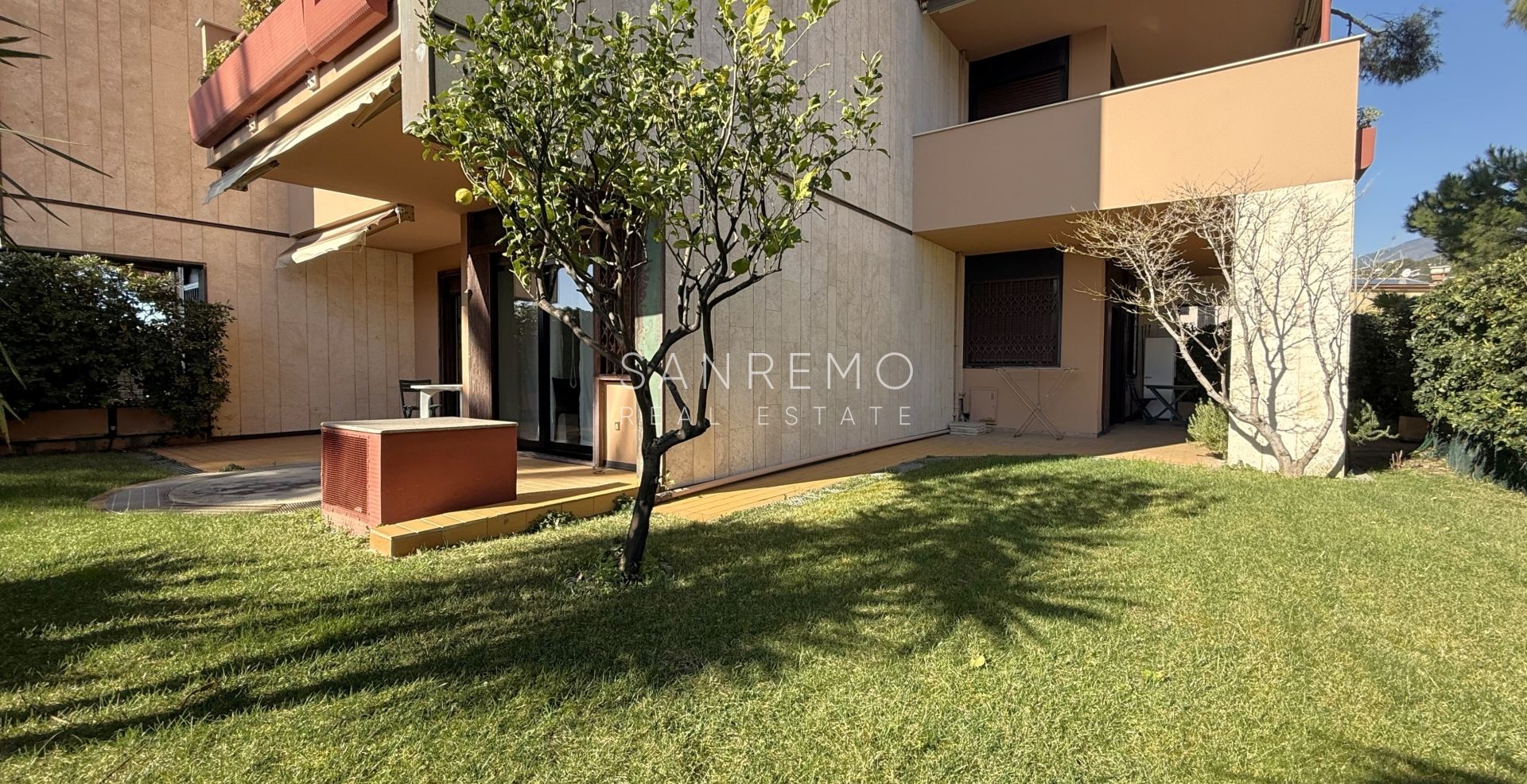 Trilocale sul mare in elegante complesso con piscina