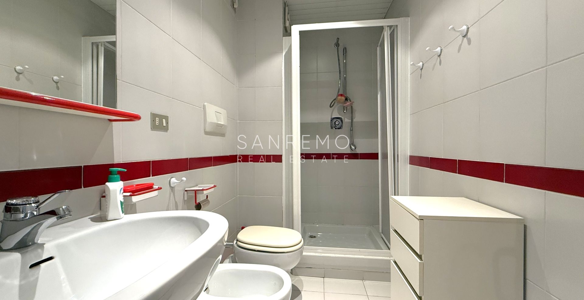 Trilocale sul mare in elegante complesso con piscina