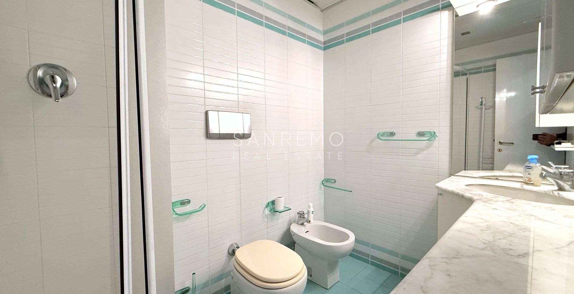 Trilocale sul mare in elegante complesso con piscina