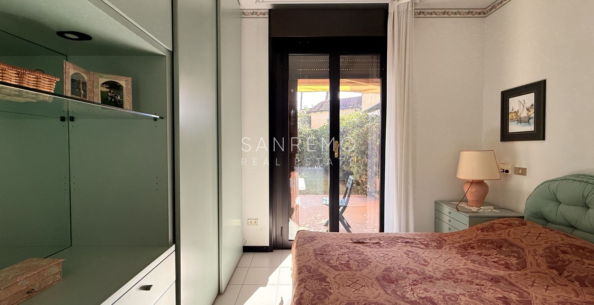 Trilocale sul mare in elegante complesso con piscina