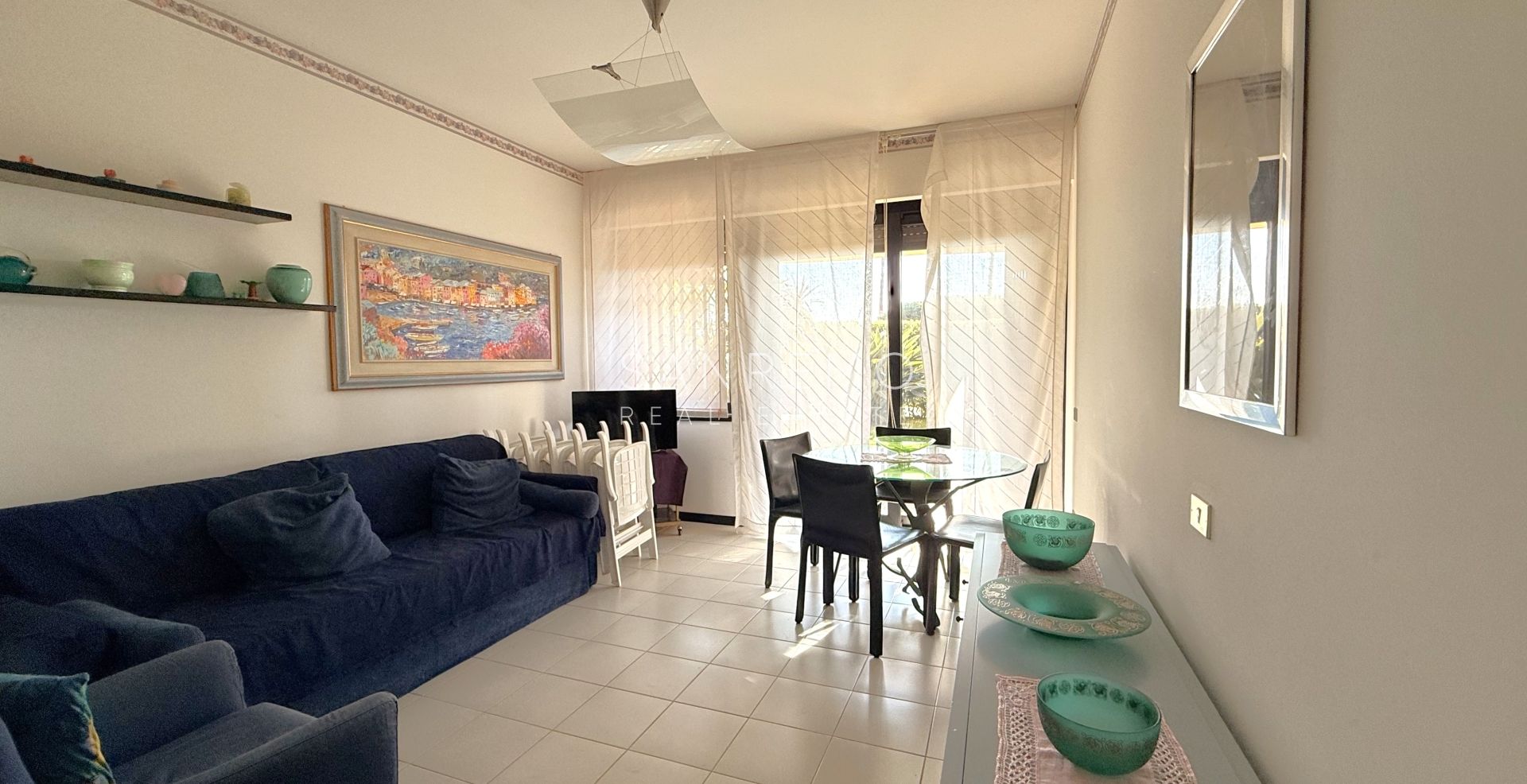 Trilocale sul mare in elegante complesso con piscina