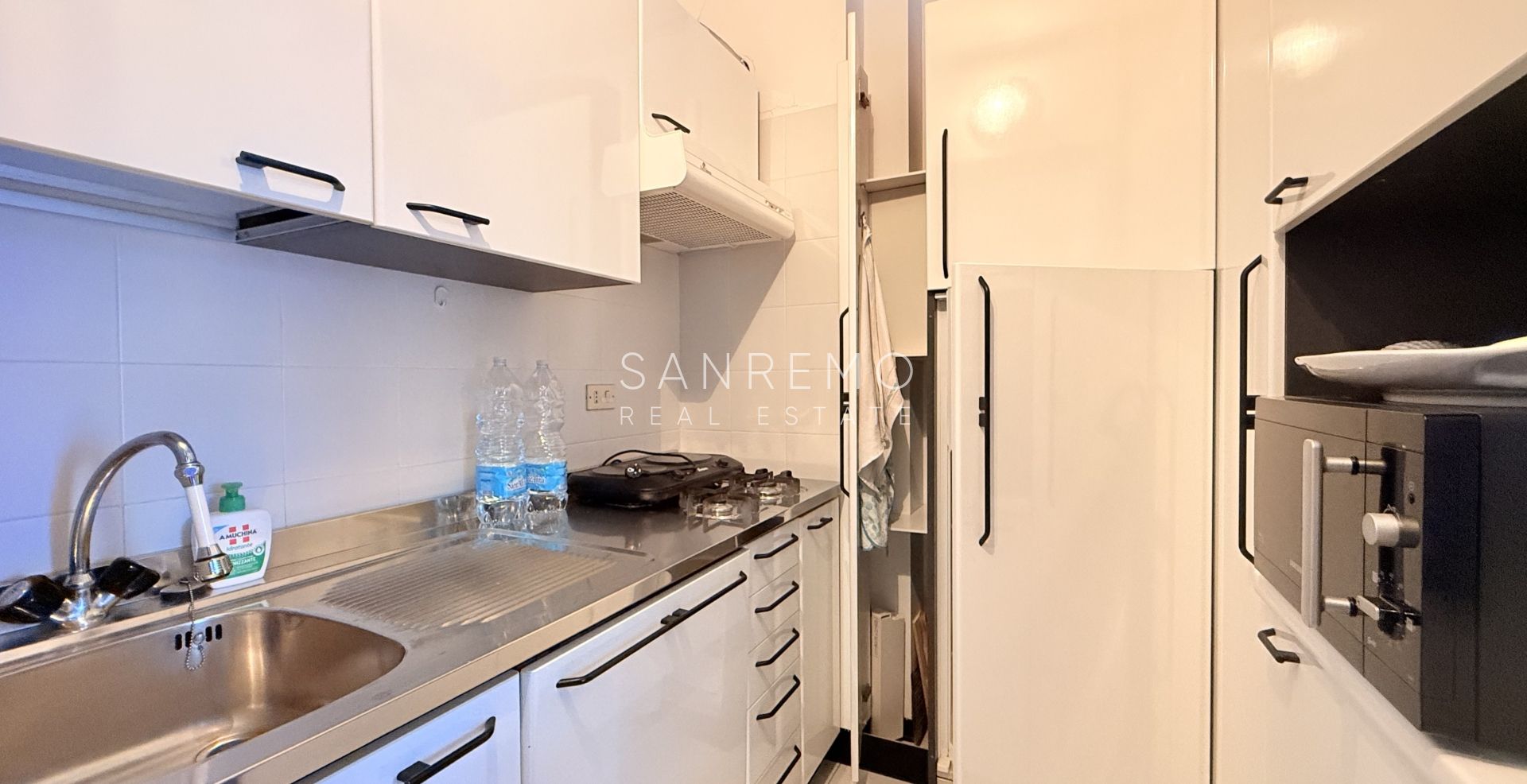 Trilocale sul mare in elegante complesso con piscina