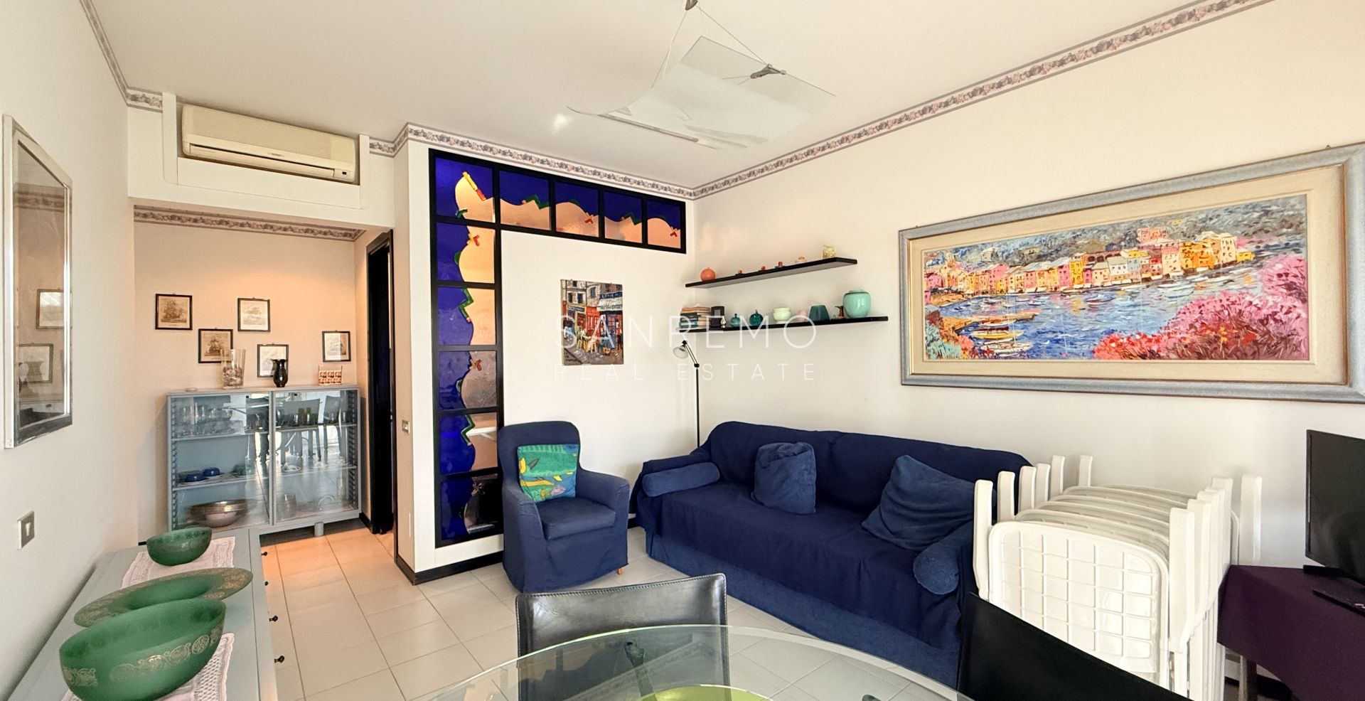 Trilocale sul mare in elegante complesso con piscina