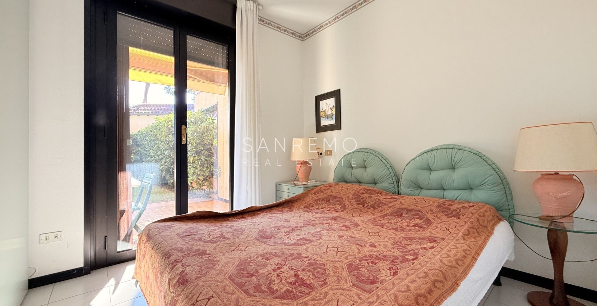 Trilocale sul mare in elegante complesso con piscina