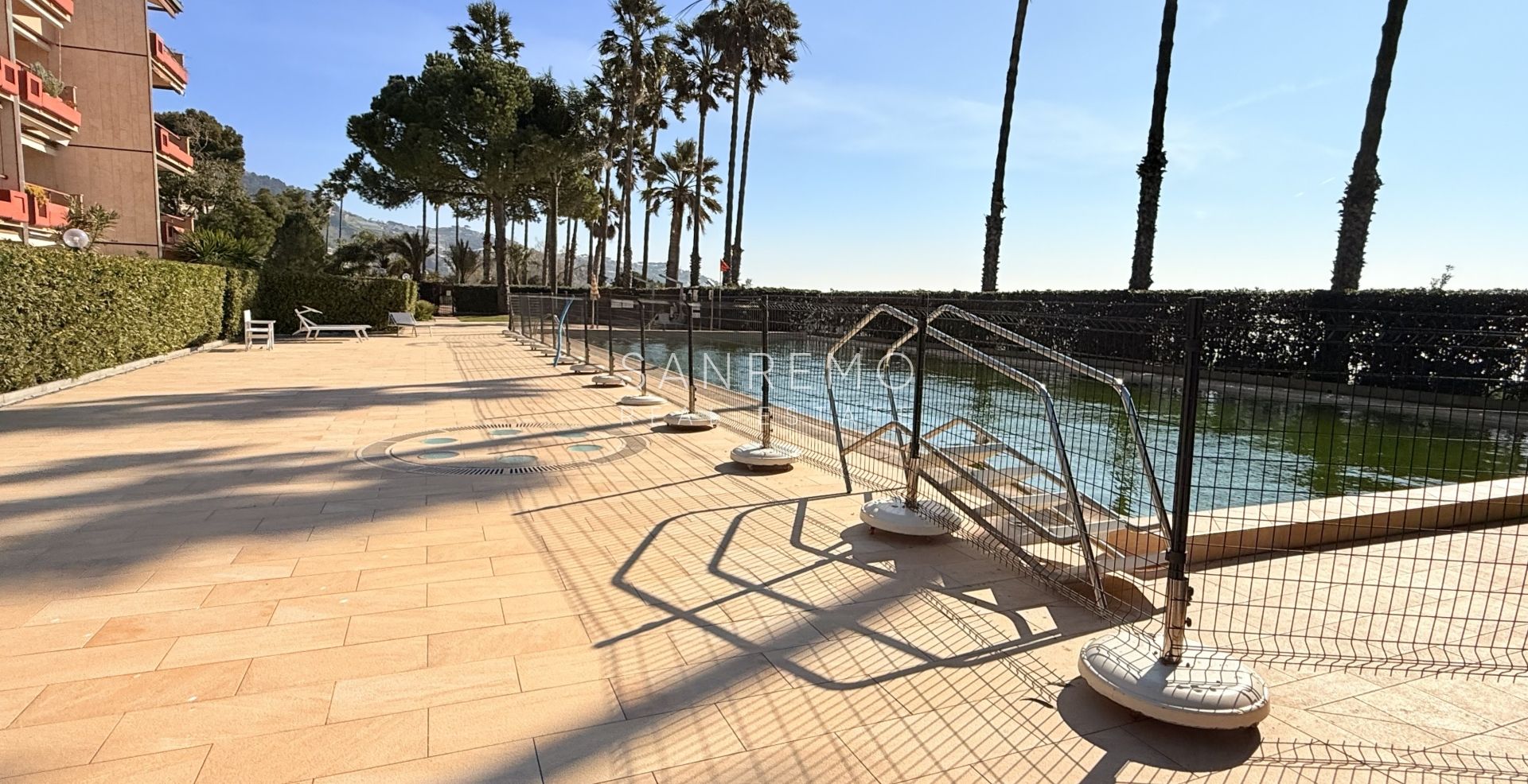 Trilocale sul mare in elegante complesso con piscina